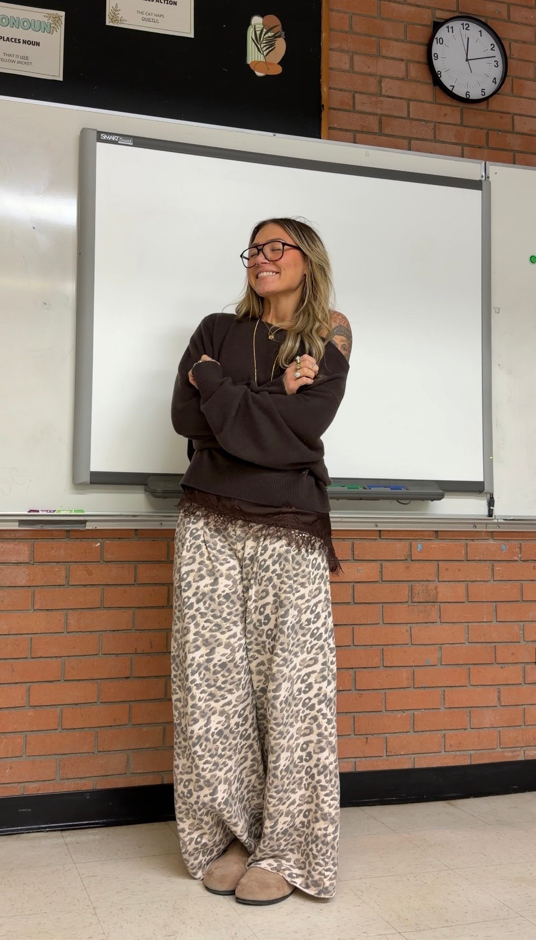 Comfy teacher outfit! Leopard print pants and brown cashmere sweater @Aritzia @Aerie 