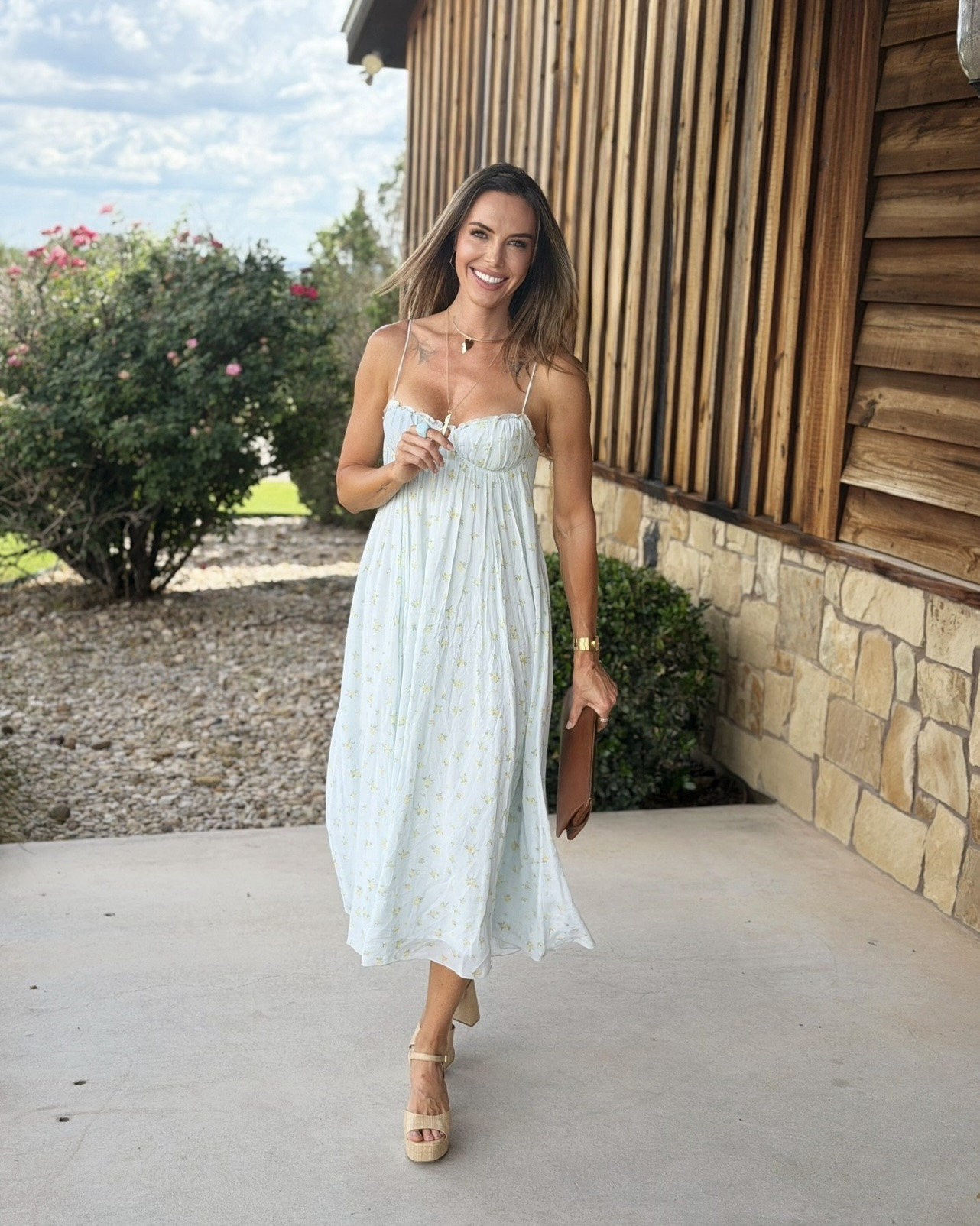 Love this summer dress! I’m in a size small. Super light weight dress with the most beautiful color and pattern. Perfect for the summer