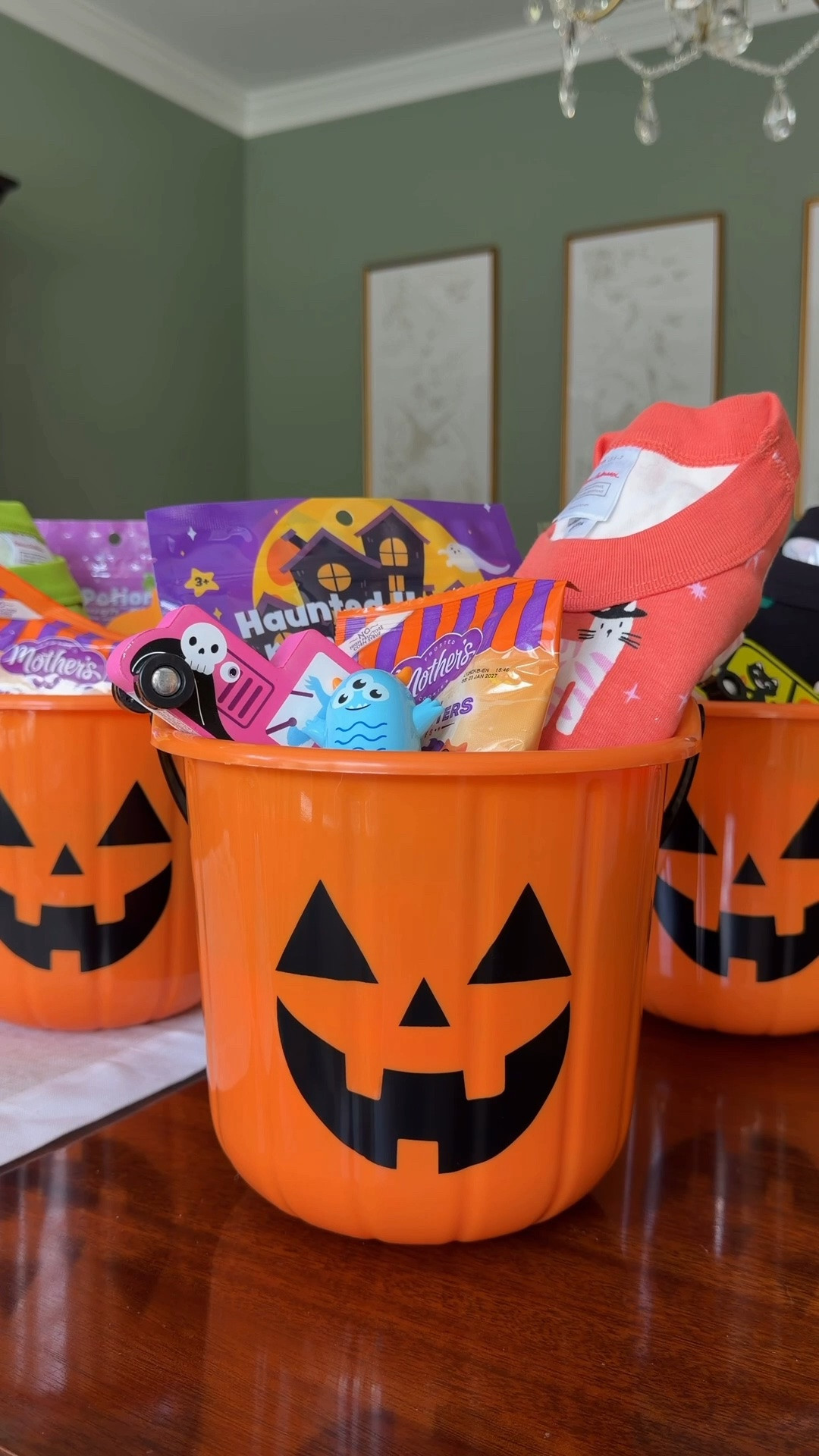 EEK! IT’S OCTOBER 1ST!! 🎃

i loved putting together these baskets for my kiddos which include $1 halloween buckets and the best pajamas that are currently on sale(!!)