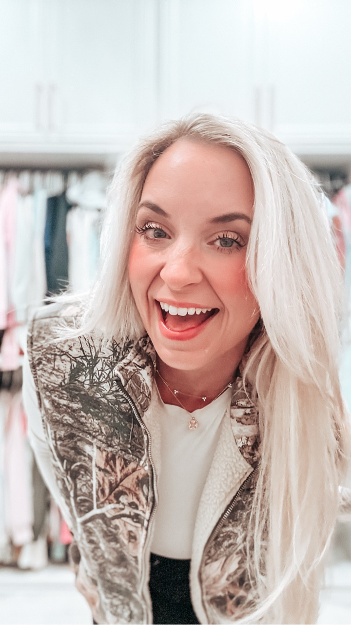 Nail day just hits different, especially when @linedandtopped turns my Christmas inspo into a full-on magical masterpiece. 💅🎄✨
I couldn’t decide on just ONE design… so she literally created a set inspired by all three. A sprinkle of Disney, a dash of sparkle, and all the holiday magic I needed. 

Lisa is truly the BEST, it’s like she can read my mind and bring it to life every single time. ✨

Tell me… are you a “pick one design” girl or a “give me ALL the Christmas magic” girl? 😂

🎀Camo Vest @buckle 
🤍Top @lululemon 

#christmasnails #nailday #disneynails