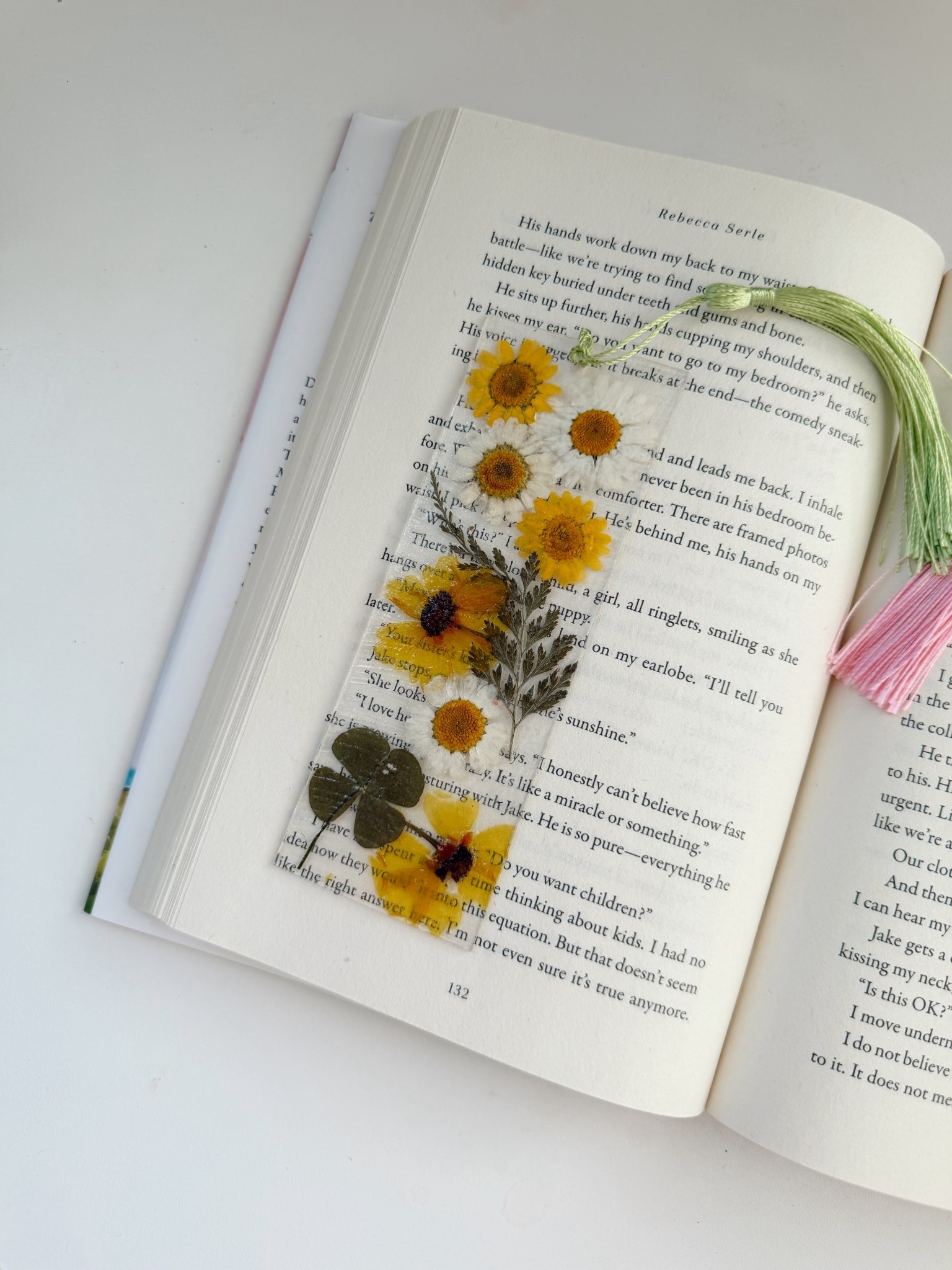 DIY floral bookmarks make for the perfect, simple and sweet craft to celebrate spring 🌼🌿