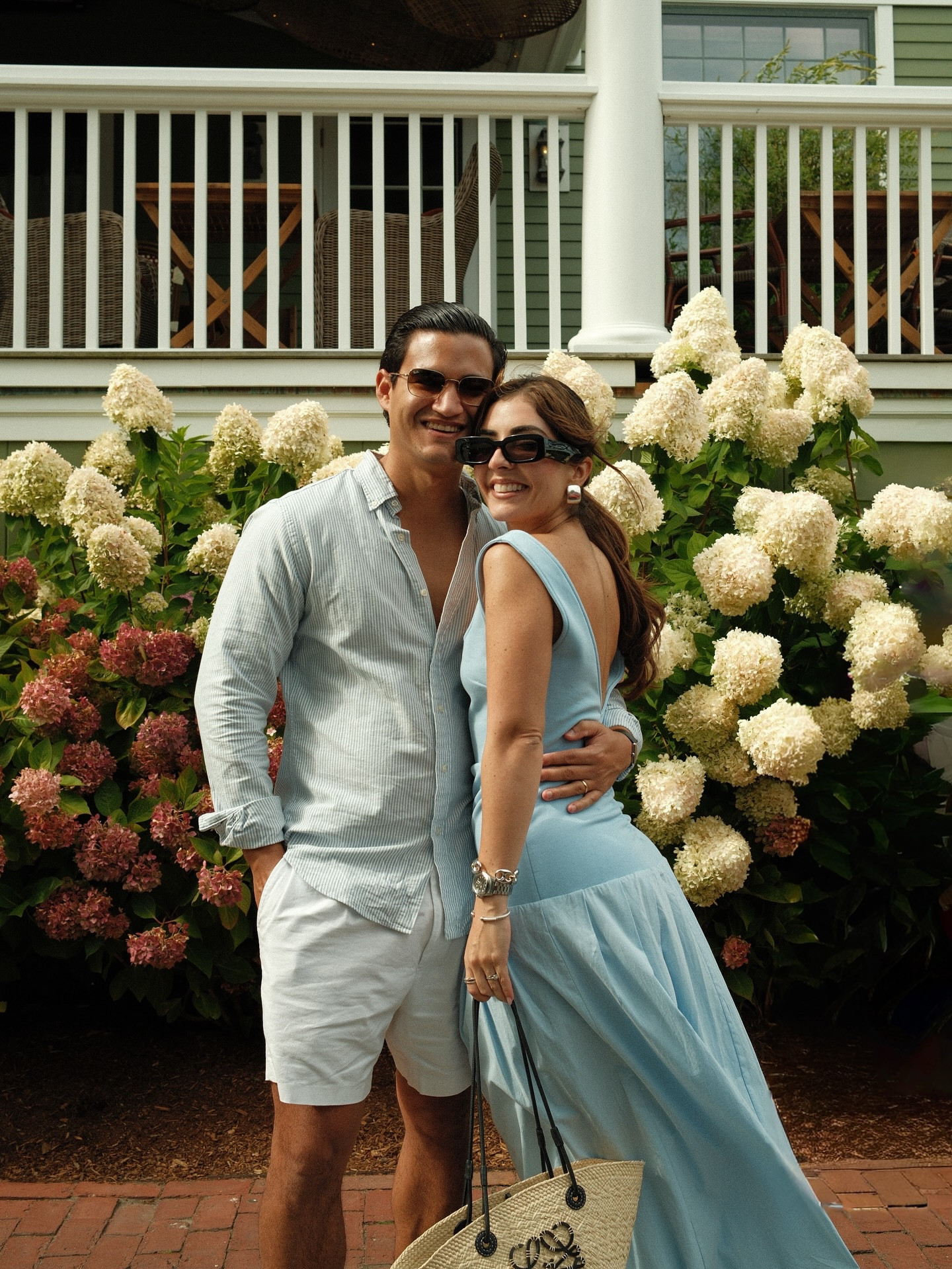 If you want to experience the true american dream you need to visit Nantucket! 

Here’s a mini guide: 

✈️ You can take a ferry ride from Hyannis, MA, Steamship Authority or you can Fly to Nantucket 

🏡STAY
- @whiteelephantnantucket - quiet luxury meets coastal charm, close to everything in town, hospitality is a 10/10, bikes to explore, beatiful restaurants 

☕️COFFEE
- Handle Bar
- Lemon Press

🥗DINING
- Lemon Press for breakfast, smoothies, and juices
-Breakfast at Brand Pointe Grill 
- Drinks at Toppers (go using the shuttle from the hotel)
- Born & Bread for their breakfast sandwiches
- Cru for their lobster roll & ocean views
- Walters for the best hot lobster roll and sandiwches
- Nautilus for their peking duck & bao bun platter
- Sister Ship for the vibes & drinks
- Bar Yoshi for Japanese cuisine
- The Tavern & Gazebo for a mudslide
- The Juice Bar a must for the best ice cream on the island, expect a line!

THINGS TO DO
- Visit the iconic lighthouses - Brant Point, Sankaty, and Great Point
- Sconset Bluff Walk - beautiful walk along the ocean with rose covered cottages & dreamy homes
- Shopping at local antiques stores

✨Si te quieres vestir como nos vestimos en el vídeo: TODOS los enlaces están en mi biografía.