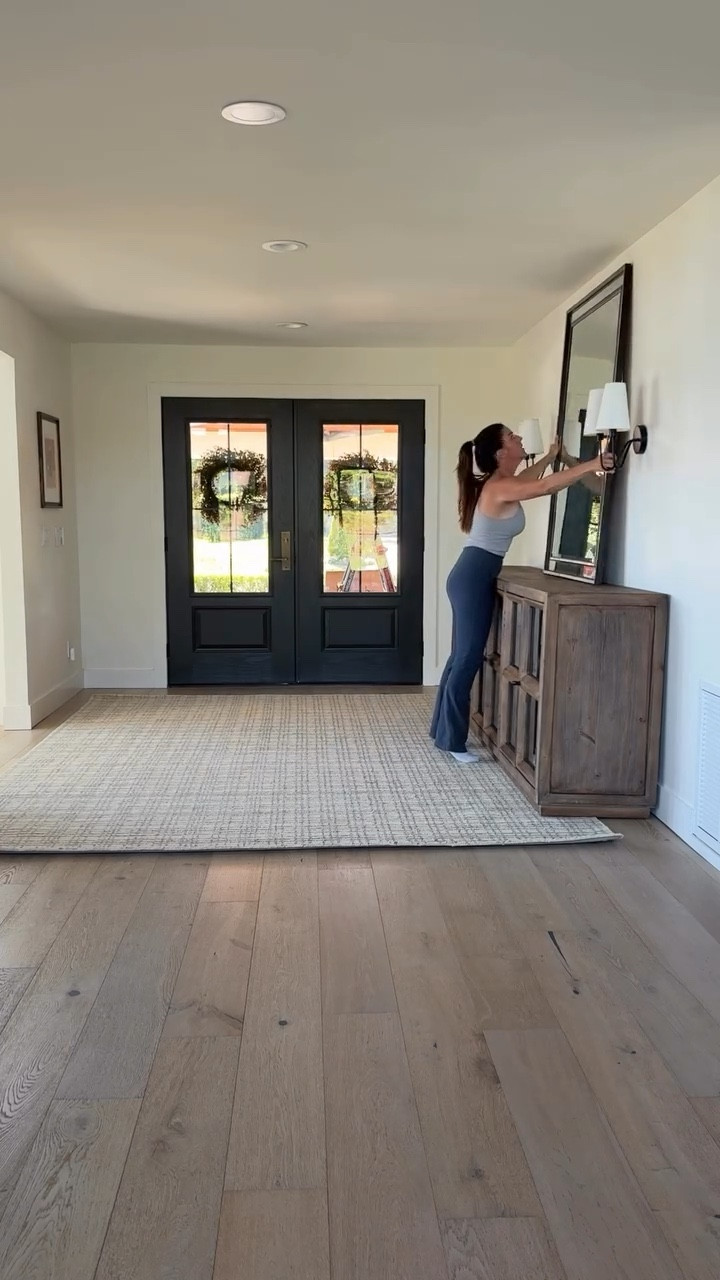 New rug, entryway is a blank slate, and a little chit chat. #oneroomchallenge #roommakeover #entryway #homedecorinspo