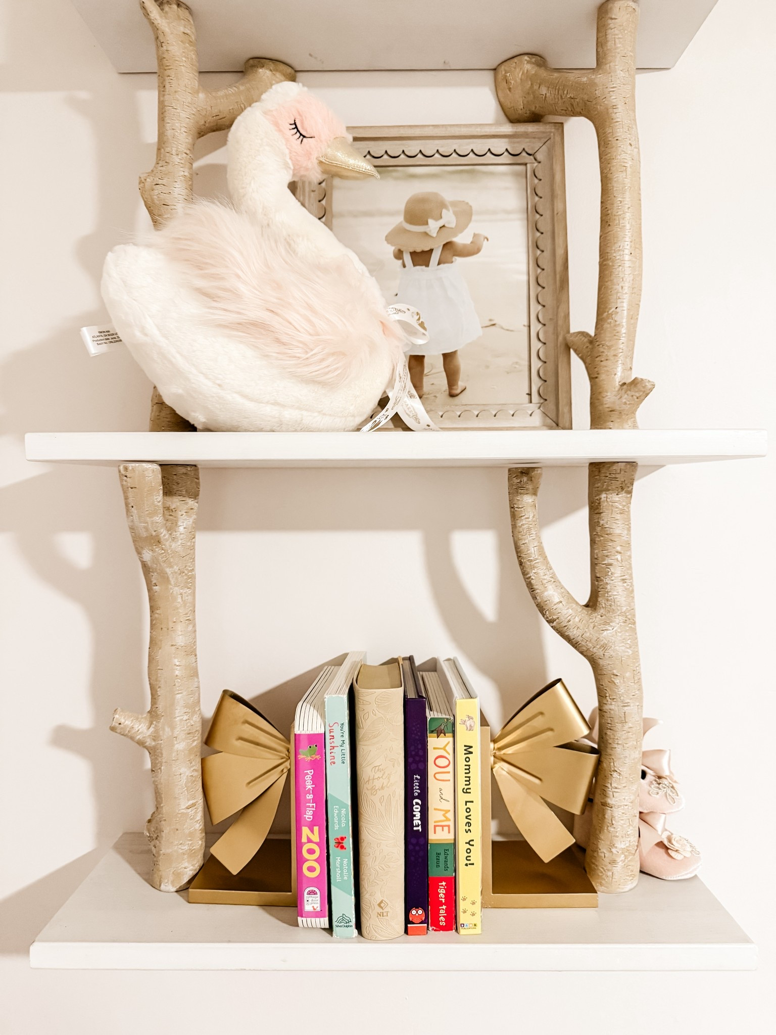 In love with the way baby girls room is coming together! Finally adding the finishing touches and of course it involves swans and bows! 

Baby girls room, baby girl nursery inspiration, toddler girl room decor, bow room decor, bow book ends, Amazon nursery finds, kohls nursery finds, nursery decor, toddler room decor