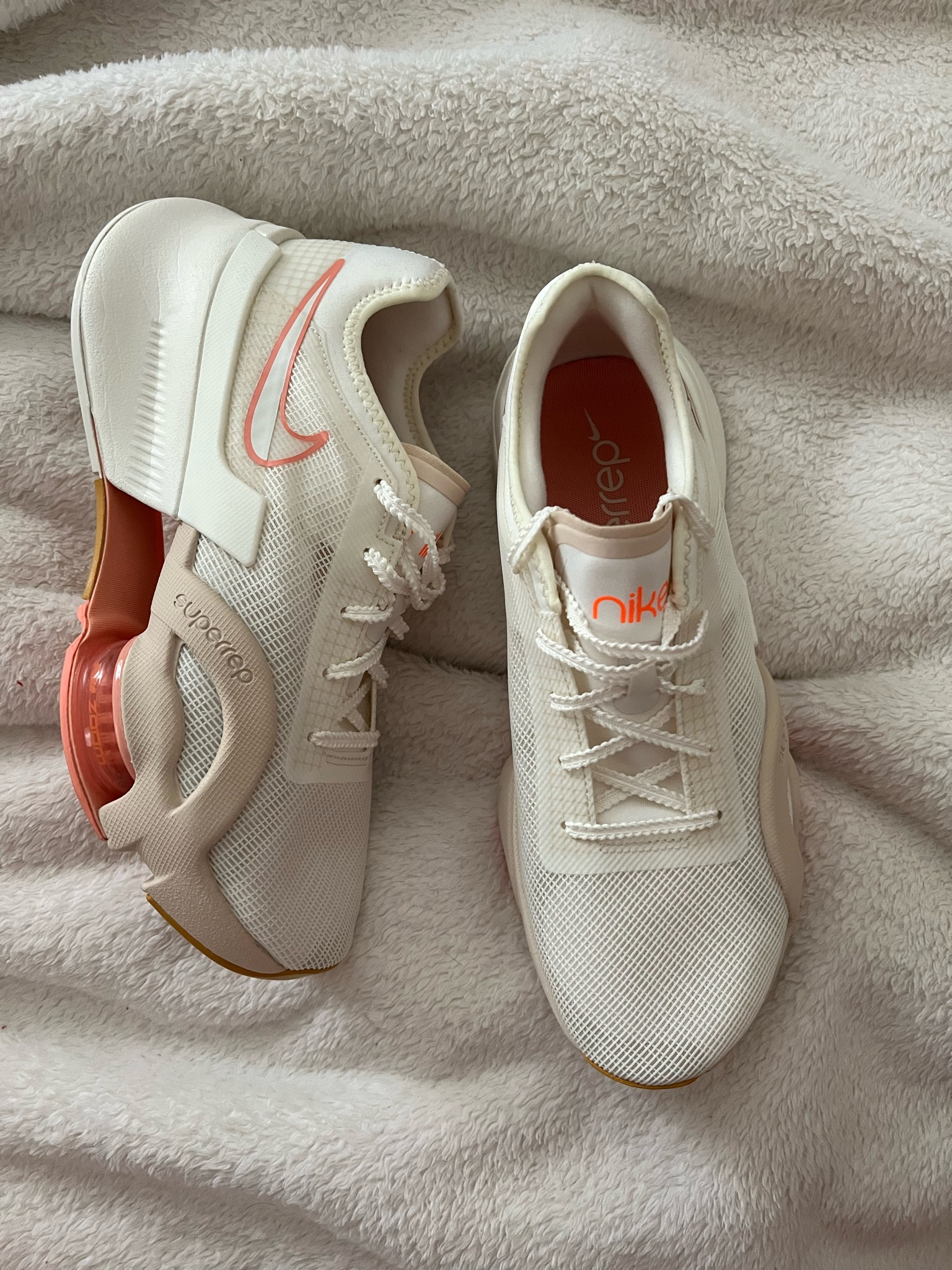 Estaba buscando unas zapatillas que fueran cómoda para caminar o correr y encontré estas que están super cómodas , serían un lindo regalo 😉