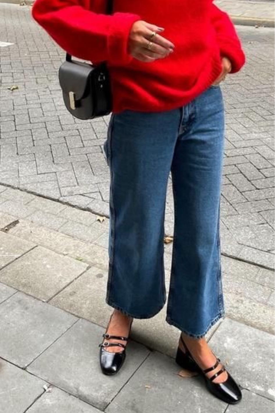 Casual holiday party outfit🌲
•••
Ballet flats, red sweater, Christmas party, flare jeans, casual Christmas party, holiday outfit, holiday sweater 