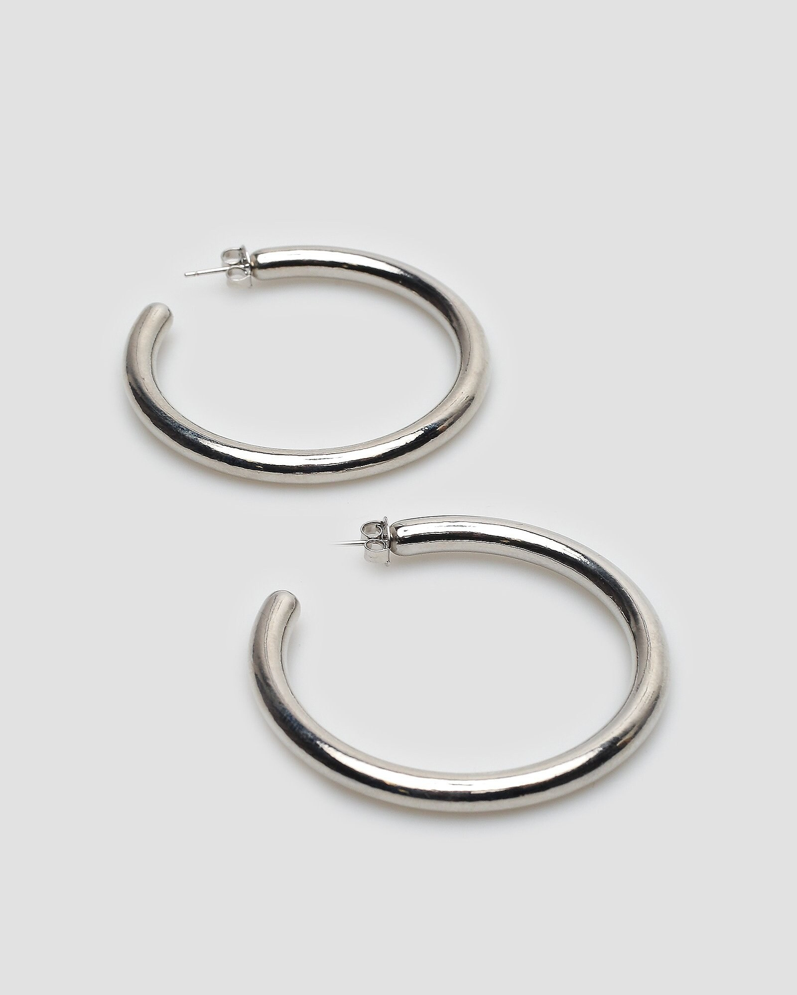 Brinco feminino argola grosso médio prata | Accessori by Riachuelo | Riachuelo (BR)