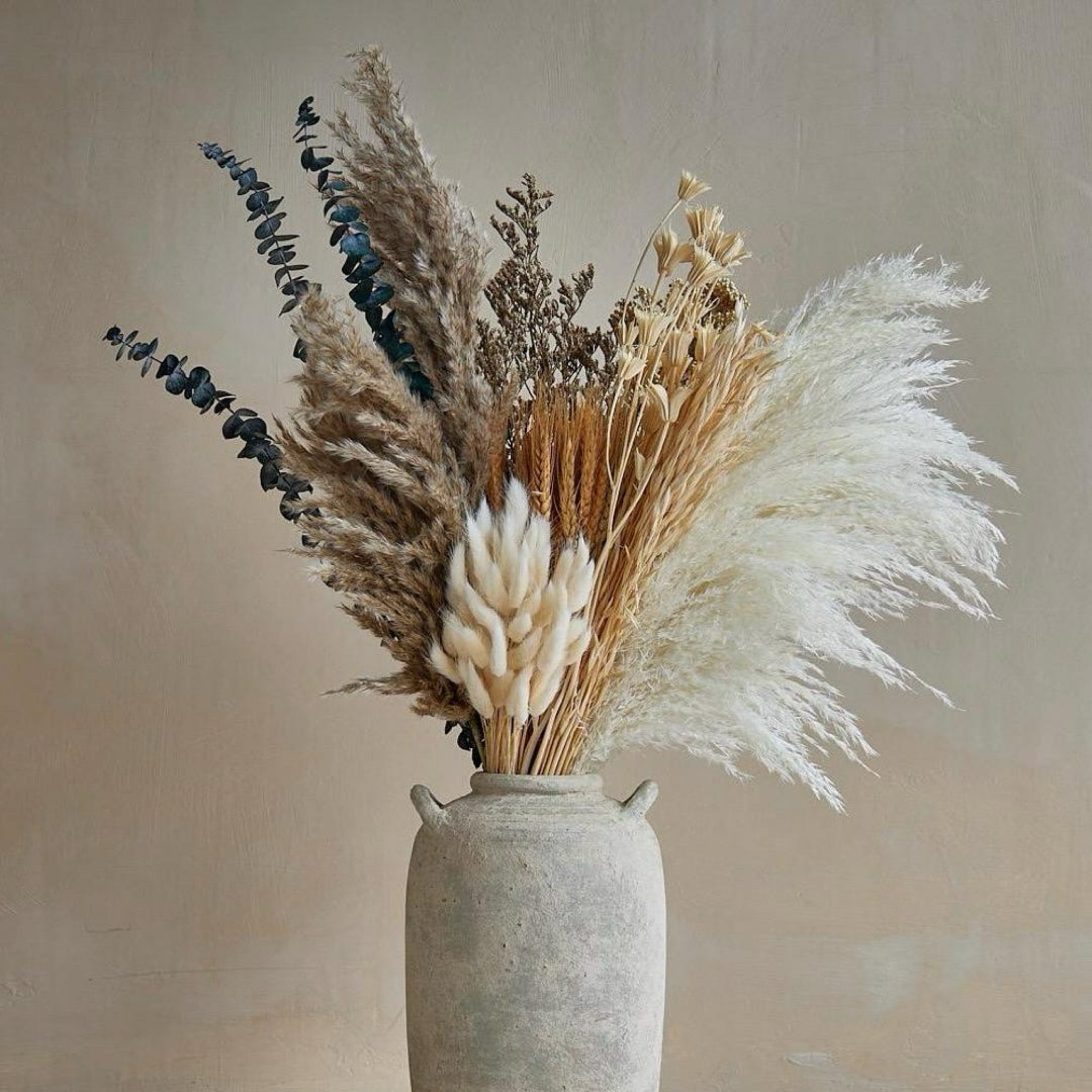 Make a statement with this large dried flower set, designed with airy bunny tails, soft limonium, fluffy pampas grass, preserved eucalyptus, nigella, wheat, and oats for a full, textured look. Whether styled as one lush centerpiece or broken into smaller arrangements throughout your home, it brings effortless warmth and dimension to any space. With its long-lasting design and zero maintenance, it’s the perfect blend of beauty and practicality for everyday styling or special occasions. #ltkhome #ltkdecor #driedflowers #pampasgrass #homestyling #bohodecor #neutralhome #cozydecor #sustainableliving

#LTKHome #LTKWedding #LTKSeasonal