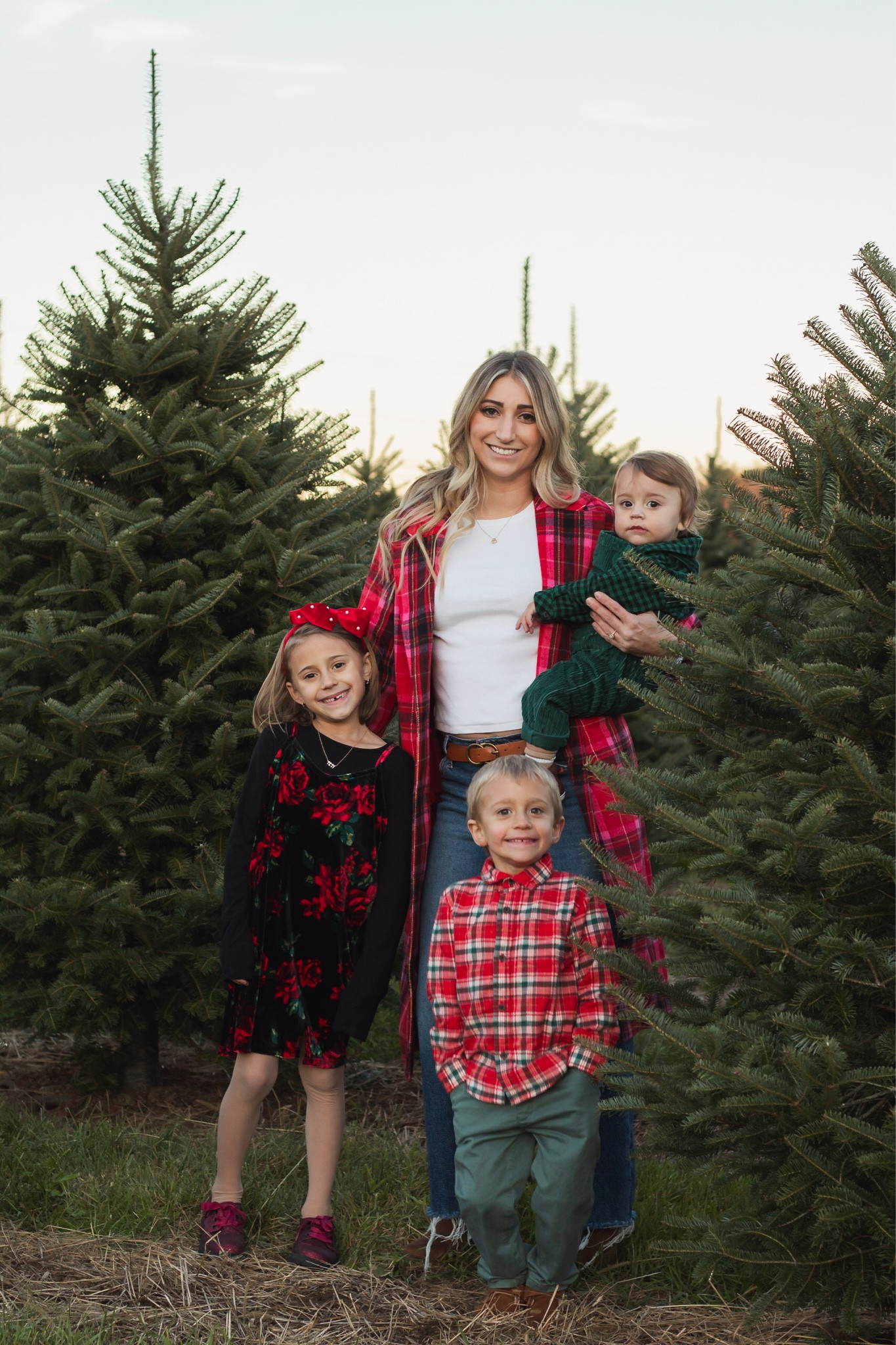 Christmas photos outfits for the family 

#LTKHoliday #LTKGiftGuide #LTKSeasonal