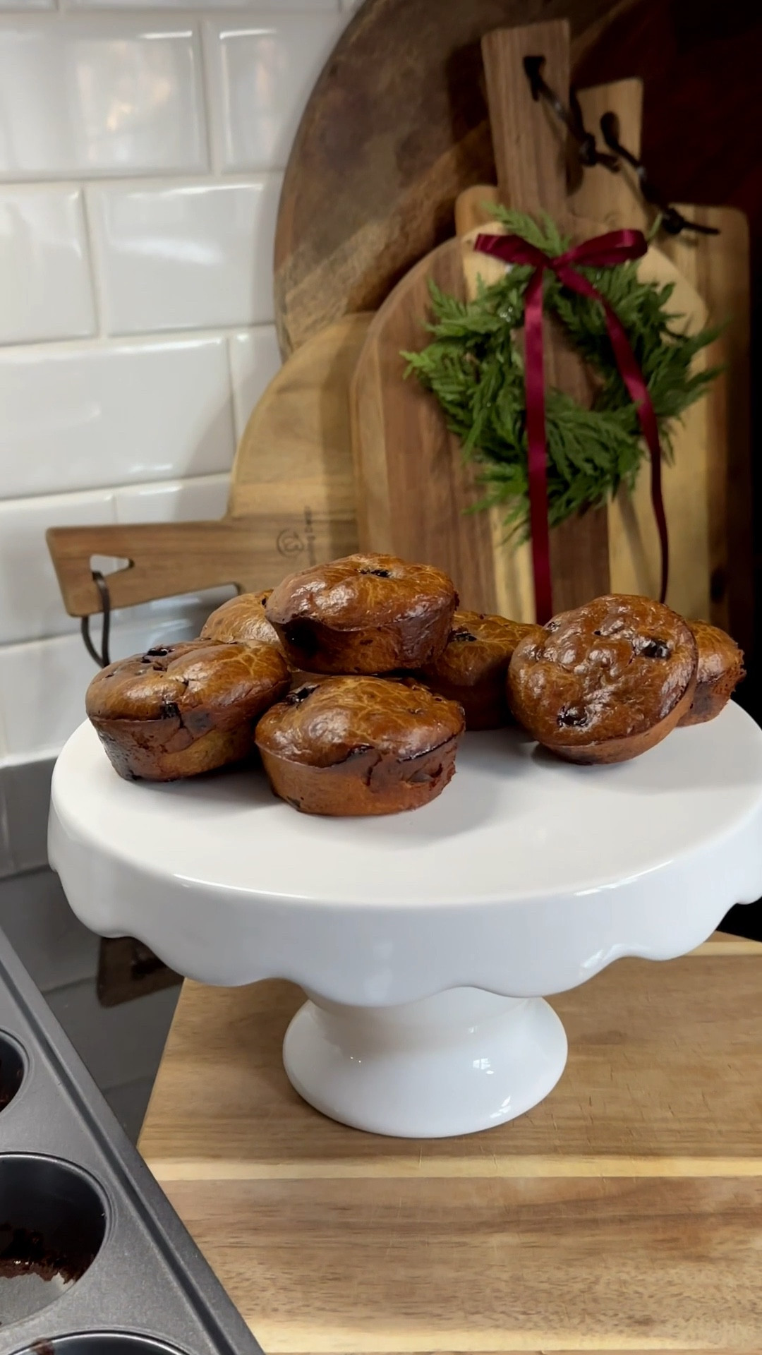 Hostess gift
Being your hostess a Home baked muffin on a cake stand! ✨🤍💫
#kitchenaid 
#cakestand 
#gift 
#hostess 

#LTKHome #LTKHoliday #LTKGiftGuide