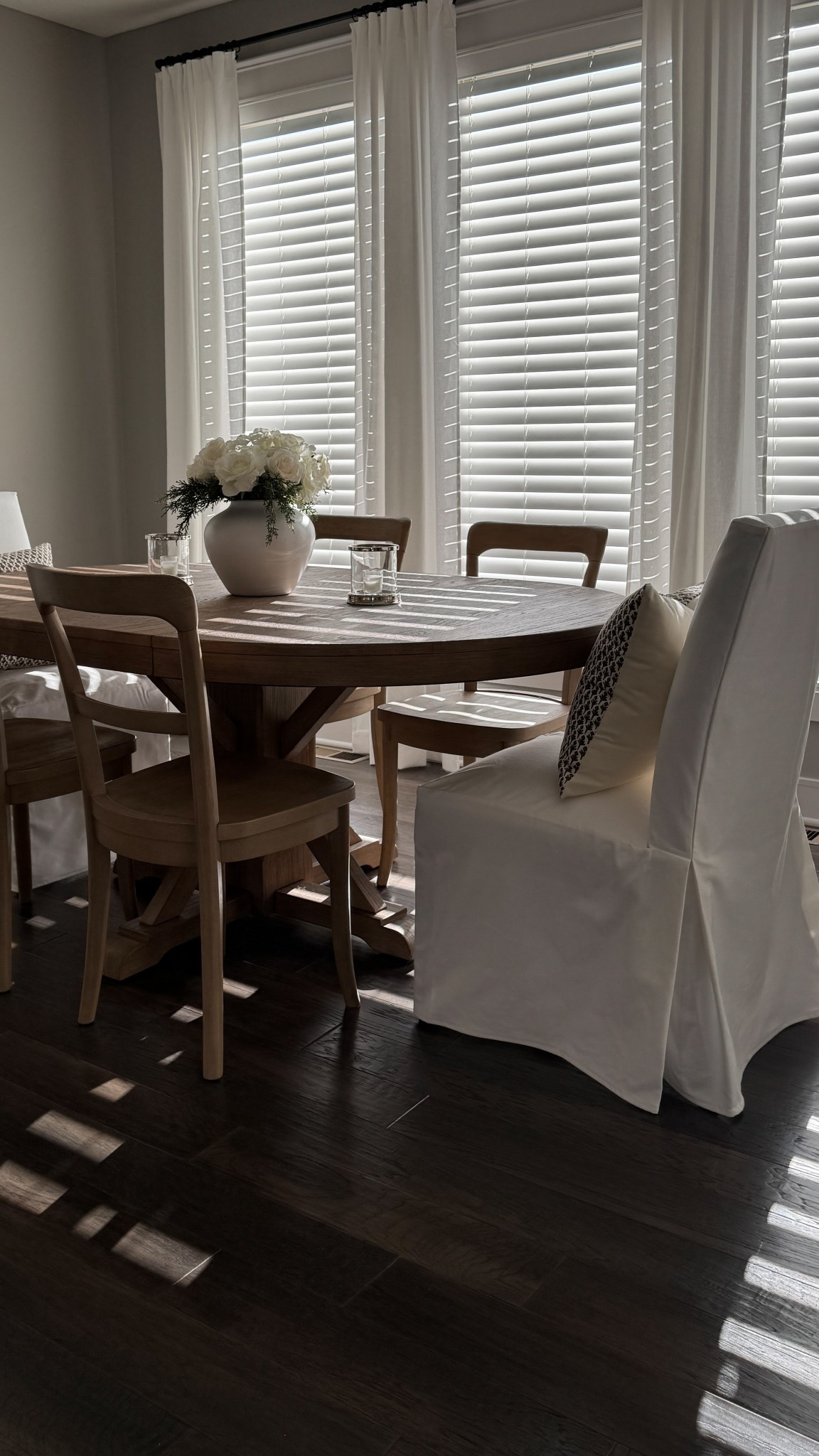 Happy Sunday! Enjoying the sun on this lovely first Sunday of a new year 🤍 

#potterybarn #diningroomfurniture #slipcoveredchairs #diningtableandchairs

#LTKHome