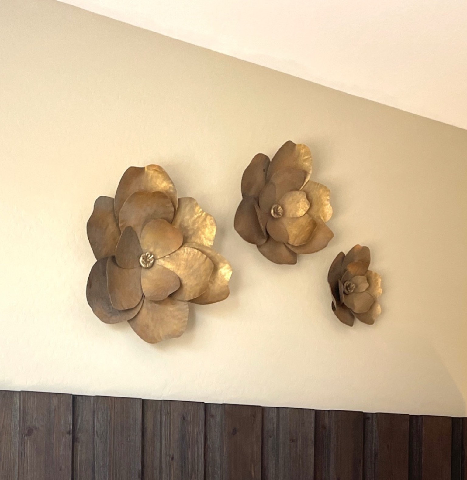 #bronzewallart #magnoliawallart #magnoliawall #wallart #brinzeflowers #bedroomdecor
