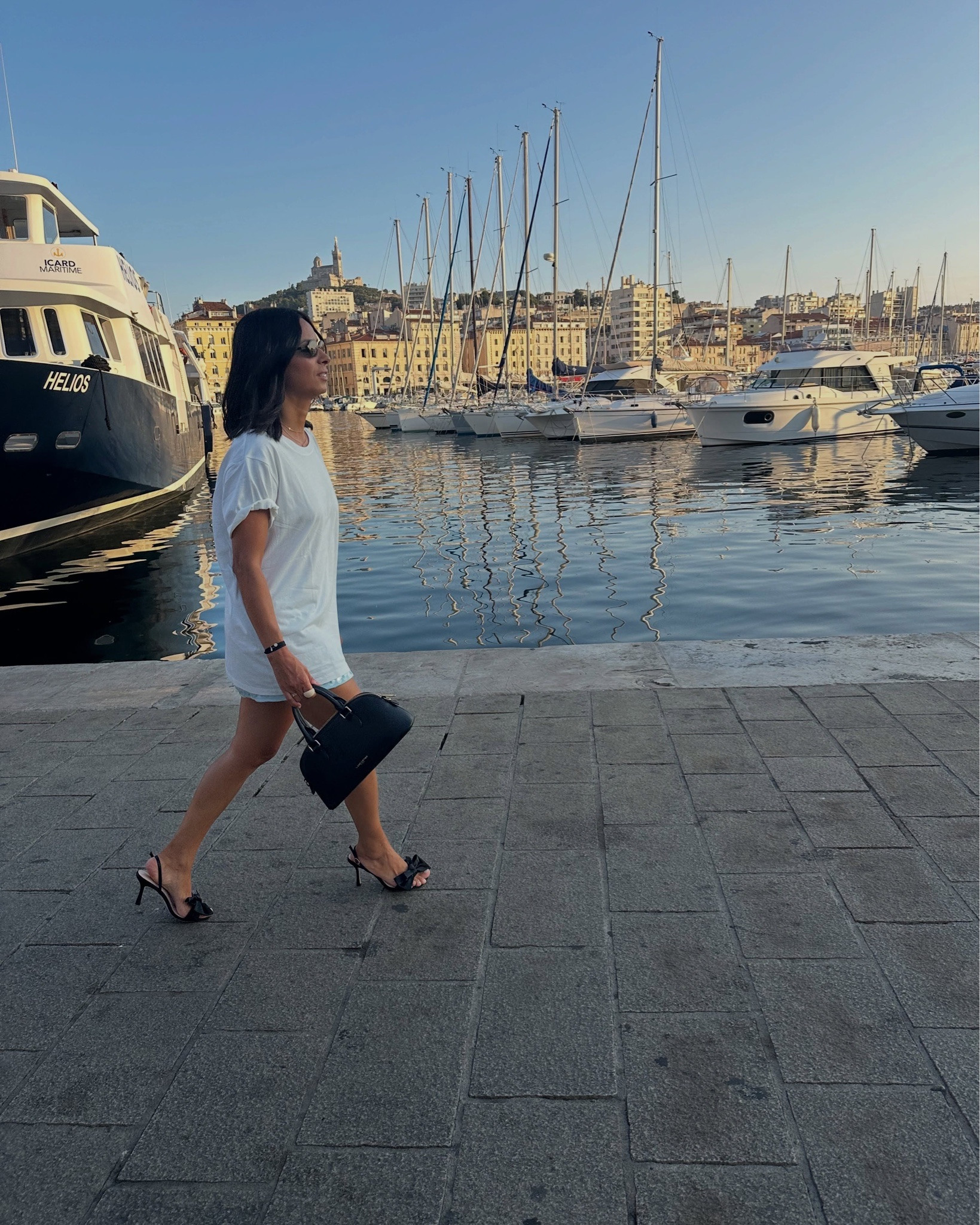 Marseillaise💙, origine Oran 🇩🇿 & mon look chic pour la parenthèse étoilée @ludovic_turac UNE TABLE AU SUD.

Sandales @mi_mai 
Tshirt @uniqlofr 
Jupe @hm 
Sac @lancaster
 
#marseille#oran#mode#gastronomie