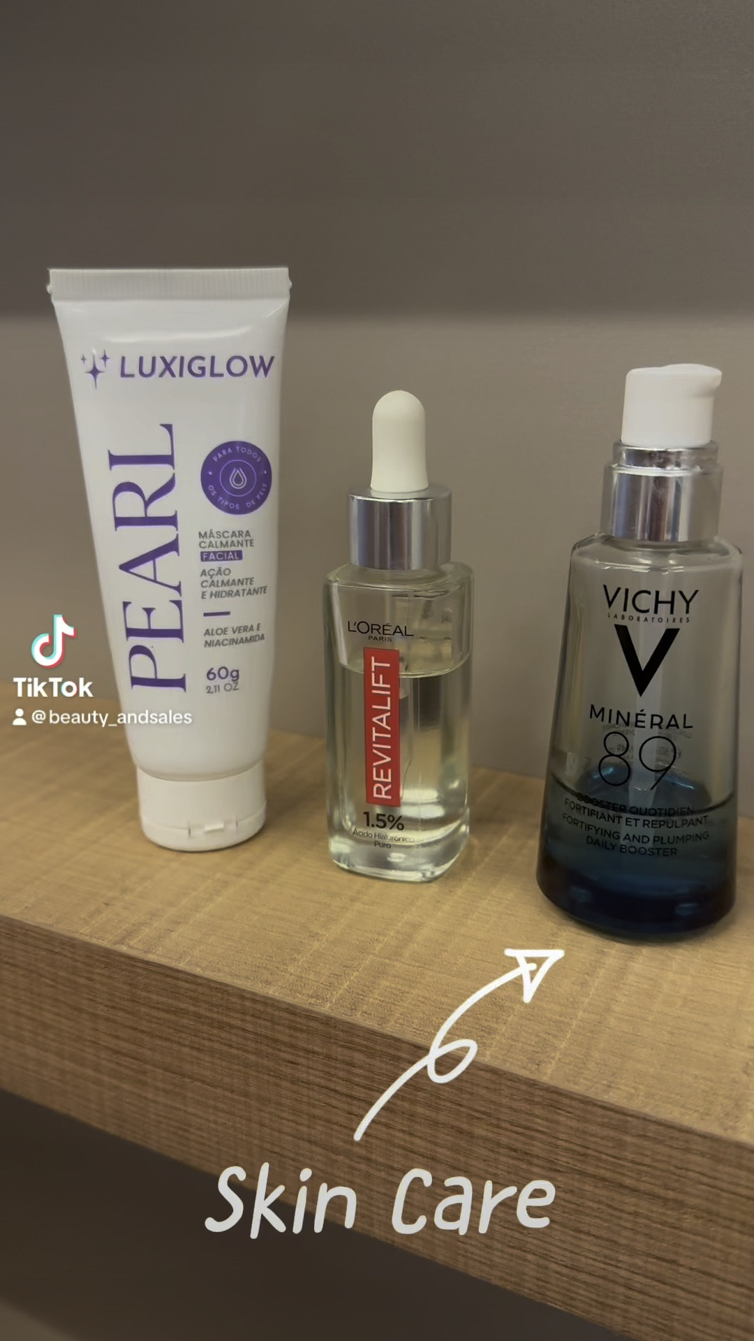 Rotina de Cuidados para quem não tem paciência, ou seja, para os maridos!!!! 
.
Gosto bastante da dupla Loreal e Vichy, pois deixa a pele bem hidratada, mas sem textura residual. 
Também possui ótimo rendimento, com poucas gotas você consegue um bom resultado. Ponto negativo é a embalagem ser de vidro, aos descuidados pode ser fatal. 
. 
Na parte do pescoço gosto de indicar sempre um produto calmante, pra evitar e tratar a vermelhidão decorrente do uso de aparelho de barbear. 
. 
A ideia é envelhecer bonito!
.
#skincare #dicas #cuidadosfsciais #ltkshop #ltkit 


#LTKbeauty #LTKbrasil #LTKwinter