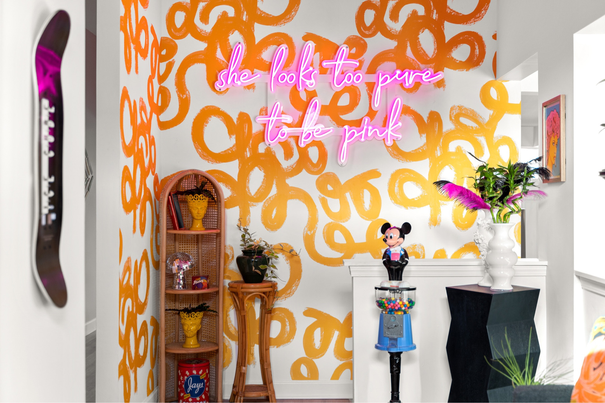 Bright entryway: Perfect way to add a bit of fun!



#LTKhome #LTKSeasonal #LTKstyletip