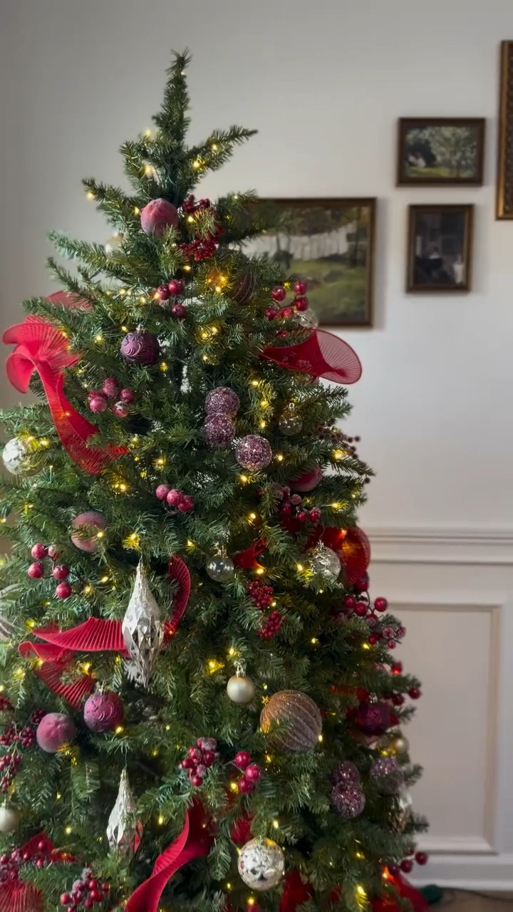 We all know that the kitchen may just very well be my favorite room in the house, so it brings me such delight to 𝒅𝒆𝒄𝒌 𝒊𝒕𝒔 𝒉𝒂𝒍𝒍𝒔 so I can enjoy the beautiful sights while I spend much of my time cooking for the holidays! 

This year, I moved last year’s @kingofchristmas tree into our kitchen and gave it a more traditional dressing! Lots of berries, some beautiful red ribbon, and ornaments from years prior make for the perfect kitchen tree! This is their 6.5’ Yorkshire Fir, and I think she belongs in this cozy corner from now on! You can shop this tree and my living room tree at the link in stories (and story highlights!) 🥰

***ALSO—PSA: Starting Sunday, my annual Thanksgiving series will begin! Stay tuned for a beautiful tablescape and some delicious recipes that you can try out this Thanksgiving!  And, if you’re looking for last year’s recipes, check out my Thanksgiving highlight!***

#Christmas #ChristmasTree #KingOfChristmas #ChristmasInTheKitchen #Kitchen #HolidaySeason #FYP #Explore #Discover #Reels #Thanksgiving #Christmastime