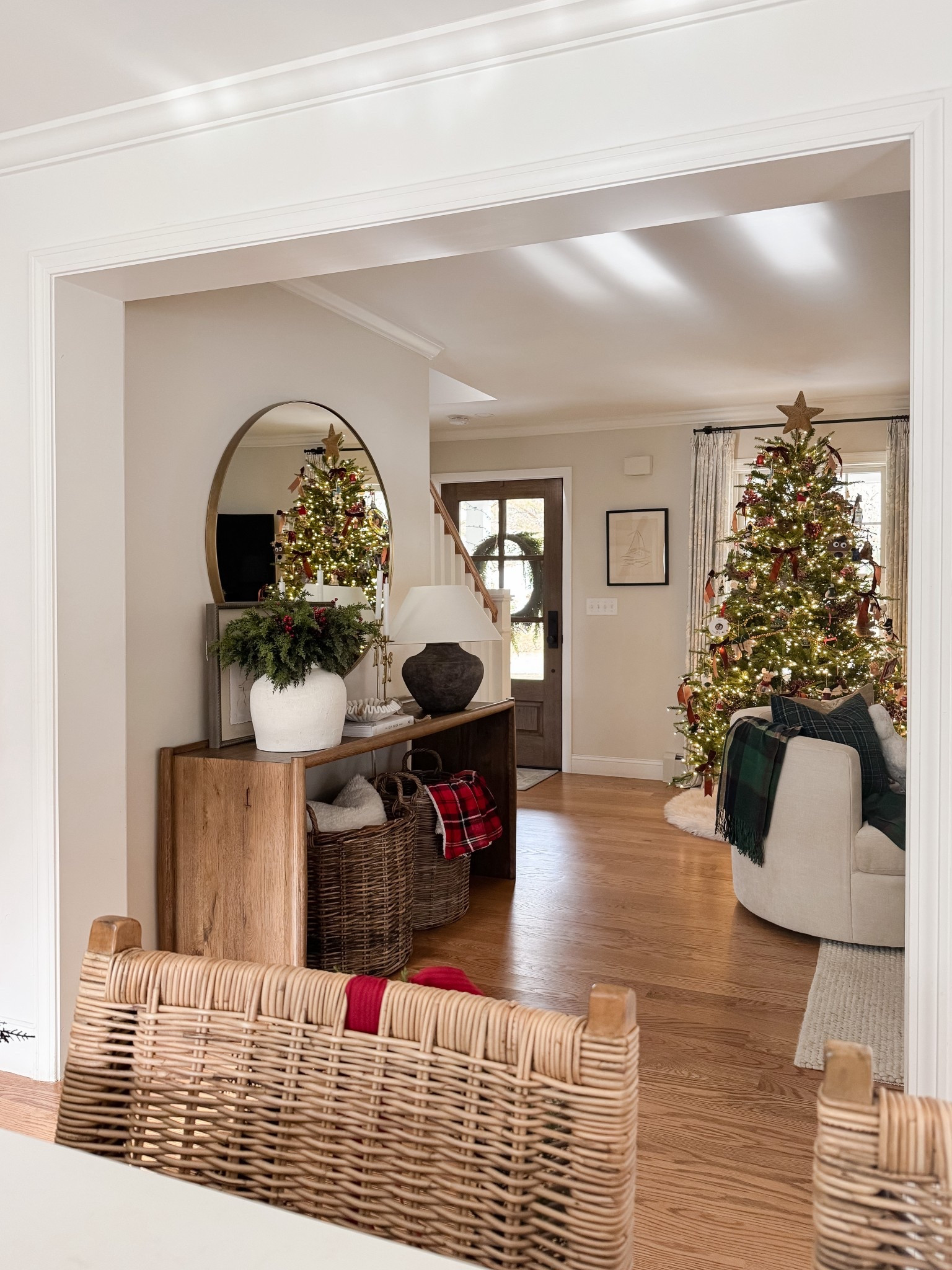 Holiday Entryway

Wooden console table, woven basket, knit throw blanket, basil candle, book stack, marble bowl, terracotta vases, faux stems, beaded garland, Sherri calnan home

#LTKHoliday #LTKHome