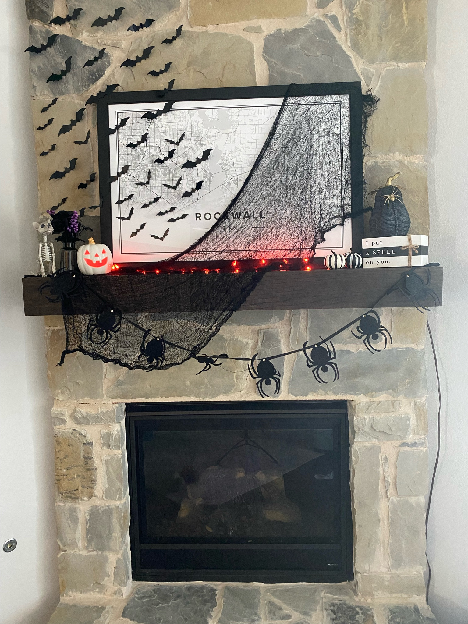 It’s starting to feel a little spooky 🖤👻

Halloween decor

#LTKSeasonal