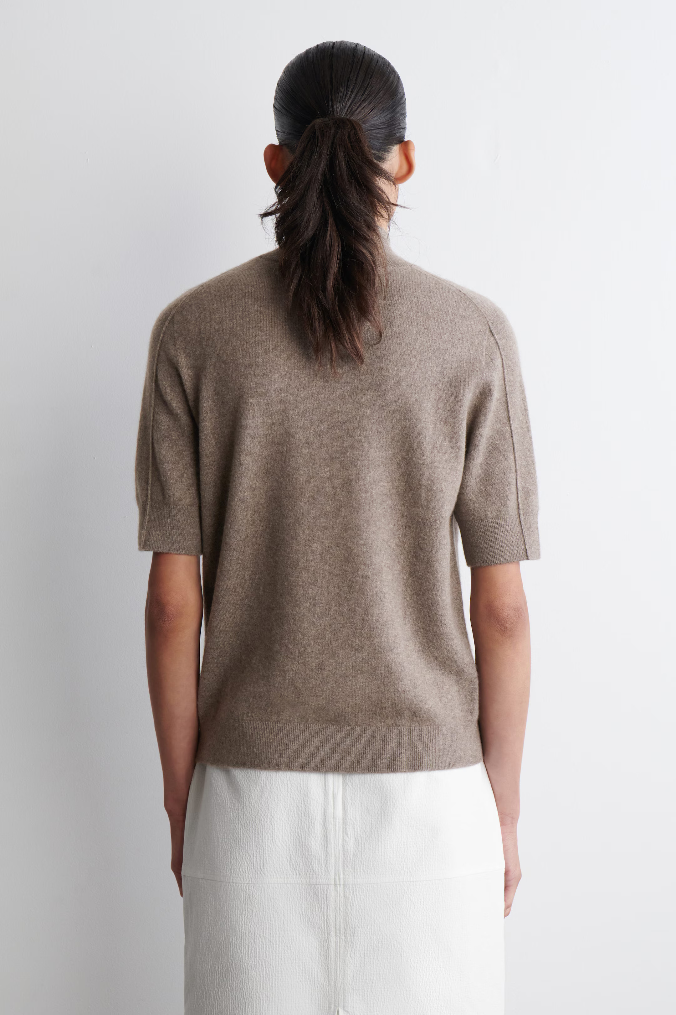 T-SHIRT AUS KASCHMIR MIT STEHKRAGEN - BRAUN | COS | COS (EU)