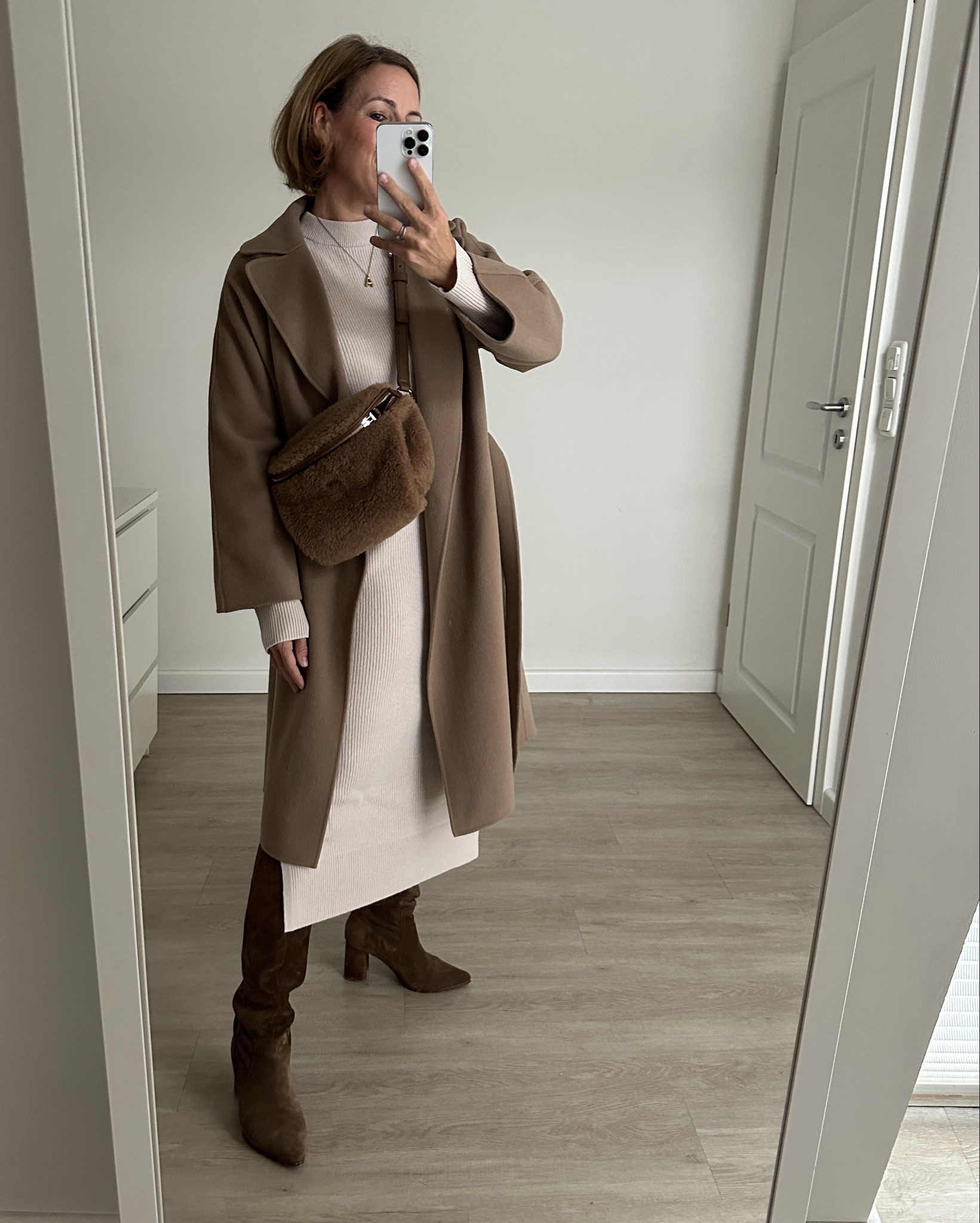 Autumn outfit: Strickkleid, Camel Mantel & Teddy Tasche in braun

#LTKdeutschland #LTKstyletip #LTKautumn