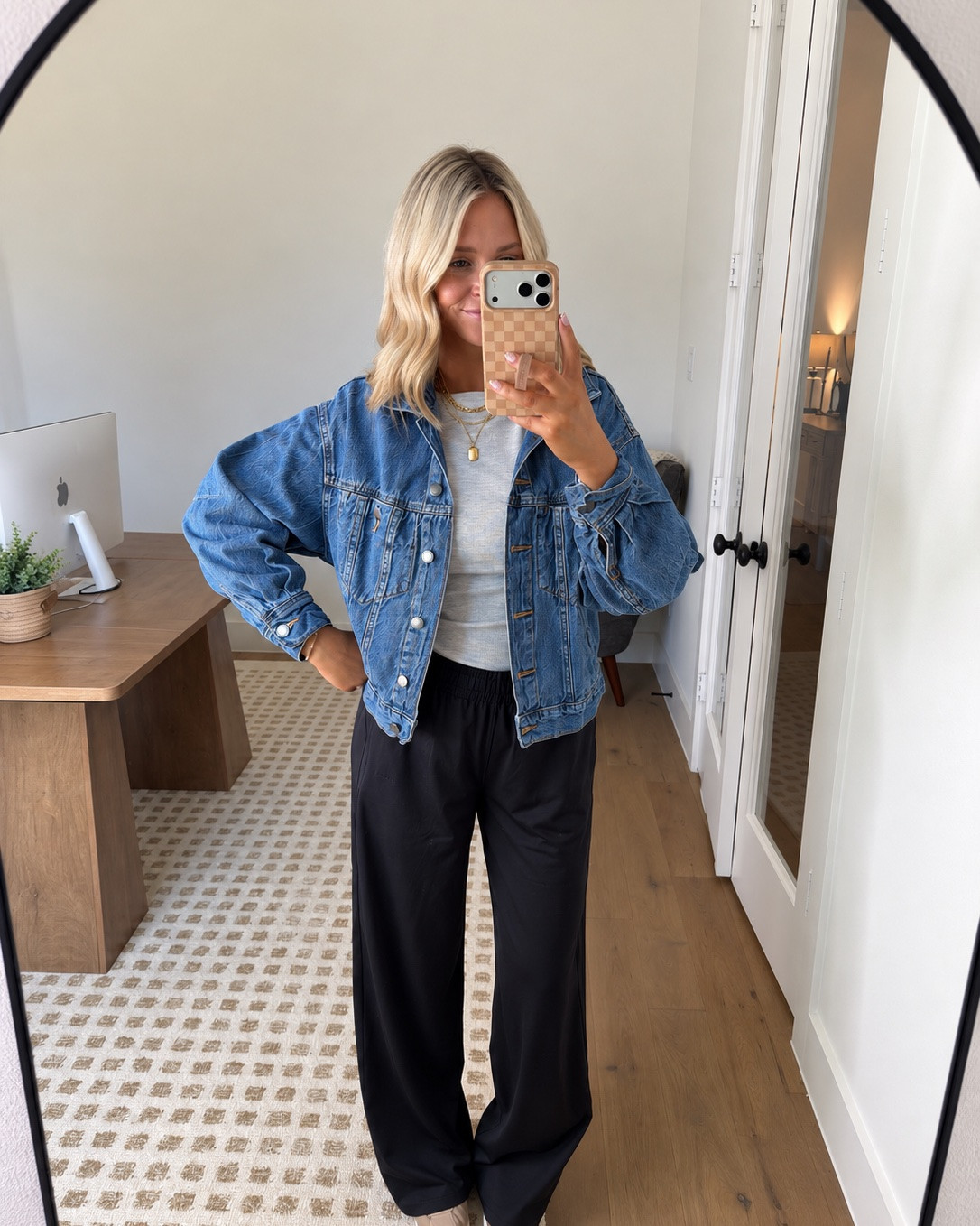 A millennial girl who loves her denim jacket! Size small

#LTKootd