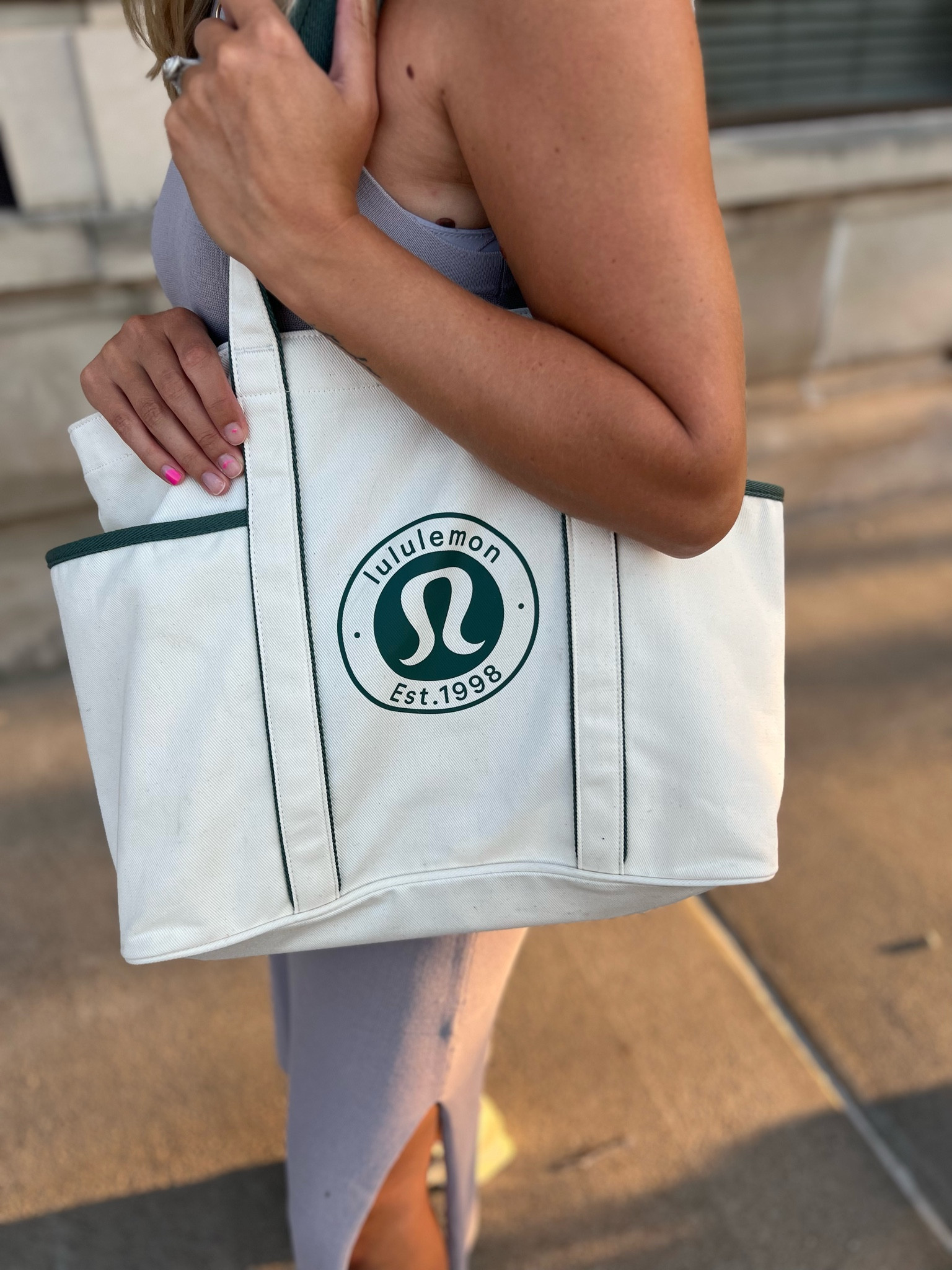 lululemon bike bag Perfect outfit for a bike ride  Cates tee, beyond the studio 7/8 joggers  & everywhere belt bag! : r/lululemon