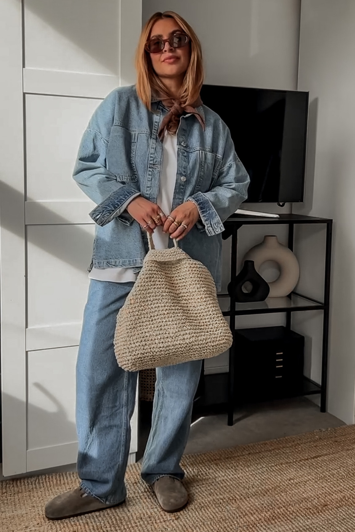 Day 3/30 days of autumn 

Shirt - ZARA 
T shirt - uniqlo
Jeans - H&M
Bag - Primark VIA vinted
Shoes - Birkenstock bostons 
Sunglasses - river island 