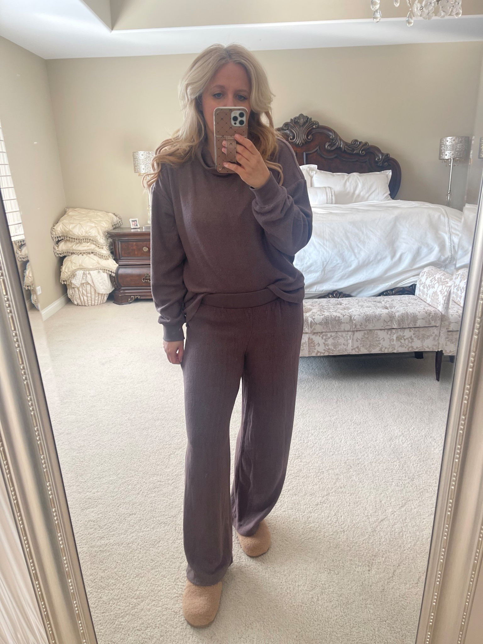 Freezing today so living in this Target set 🥶






Lounge set, target set, target outfit, target finds, gift guide 

#LTKGiftGuide #LTKFindsUnder50 #LTKootd