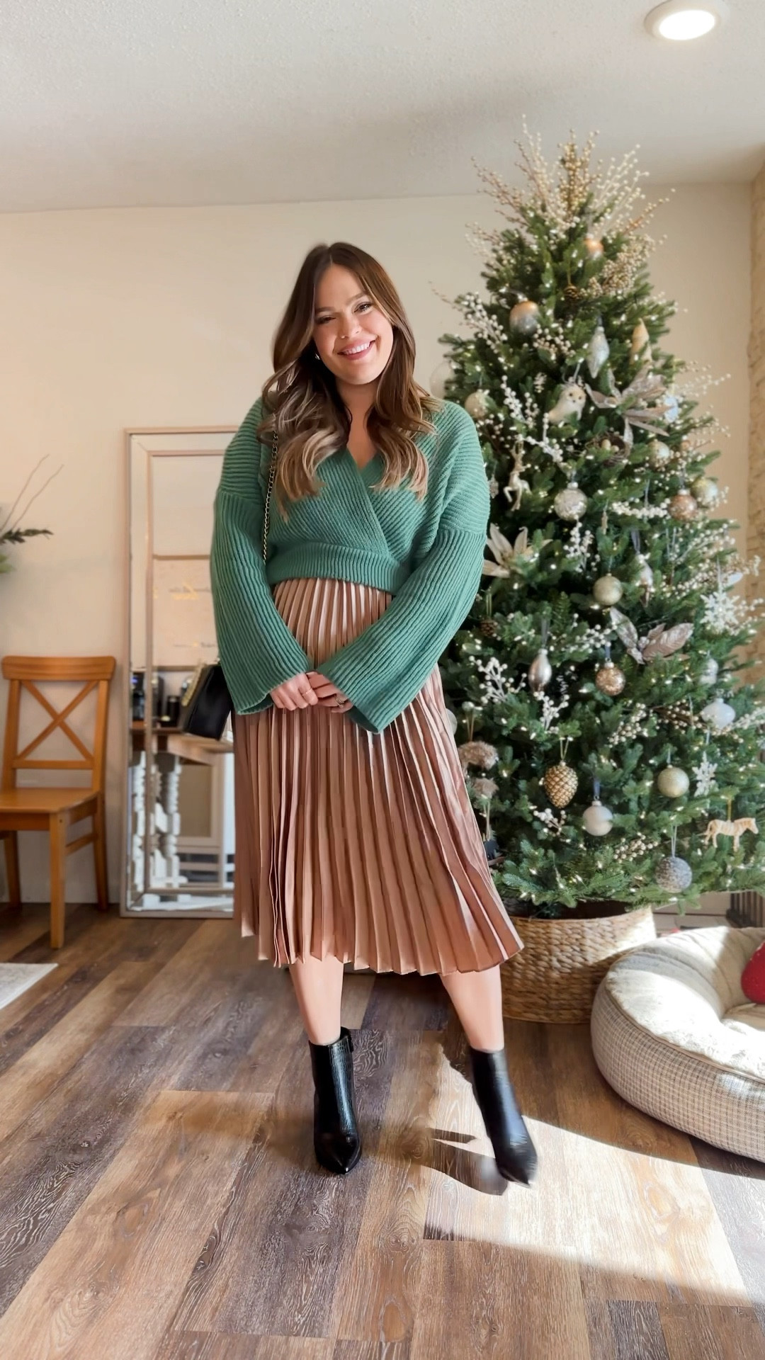 Holiday outfit inspo/ holiday skirt / champagne skirt / New Year’s Eve outfit inspo / wearing size large in sweater and skirt / use code KELSIE20 for 20% off skirt and top 

#LTKHoliday #LTKmidsize #LTKstyletip
