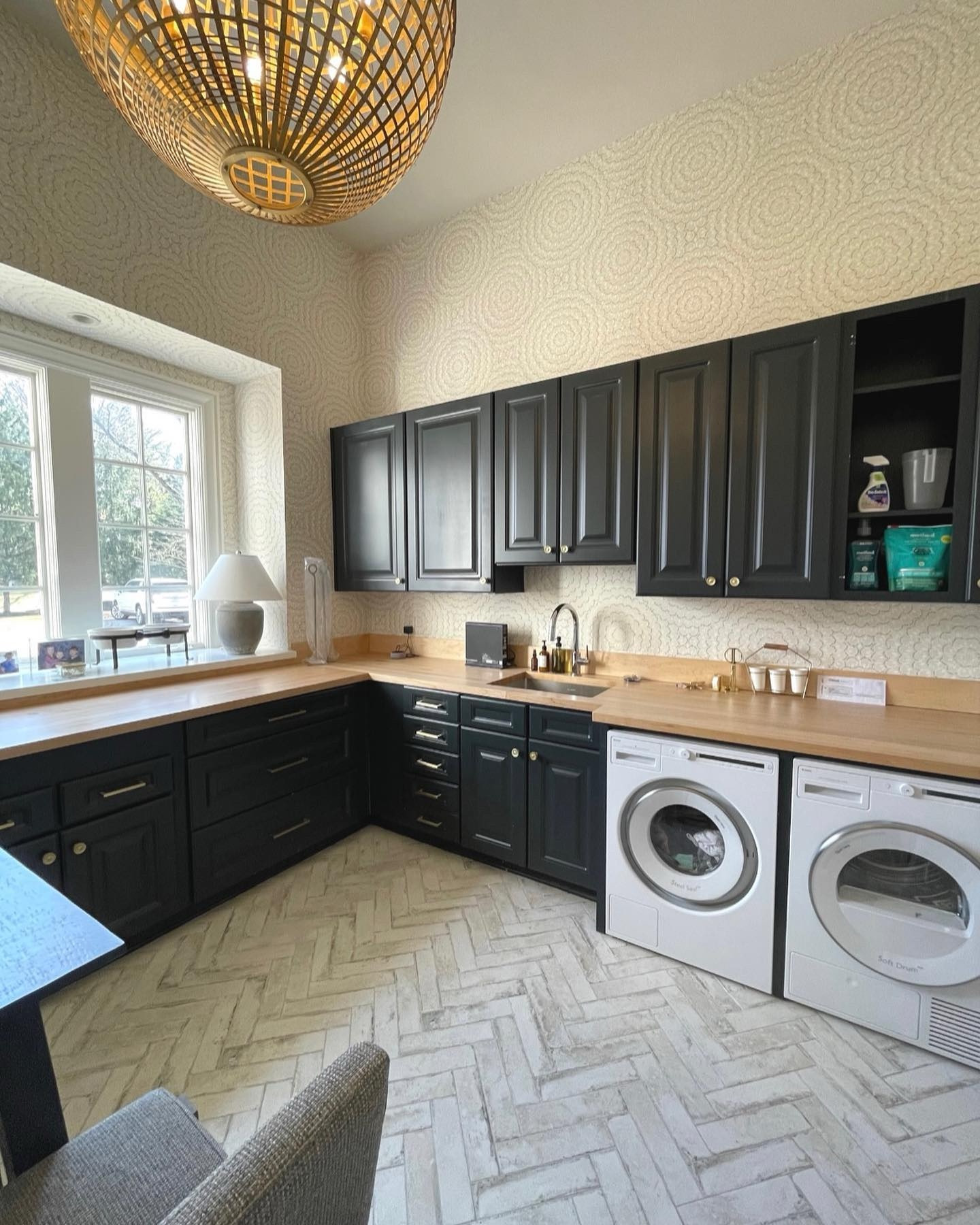 Moving essentials:
✔️ Boxes
✔️ Packing Tape
✔️ So Much Patience
✔️ Perhaps a session with The Baer Minimalist

Whether we start by editing your existing home so you aren't stuck packing and paying to move things you no longer love, or we meet you at your new home on Day One to get unpacked, we absolutely LOVE working with clients to create order from the beginning in a new space. 🏡