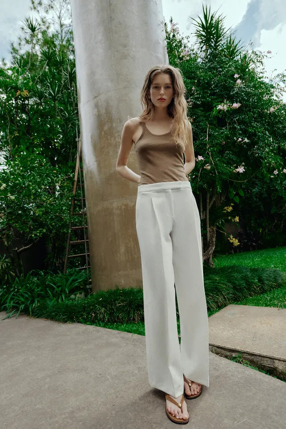 High-waist trousers with front darts. Featuring front pockets and false flap pockets at the back.... | Zara FR