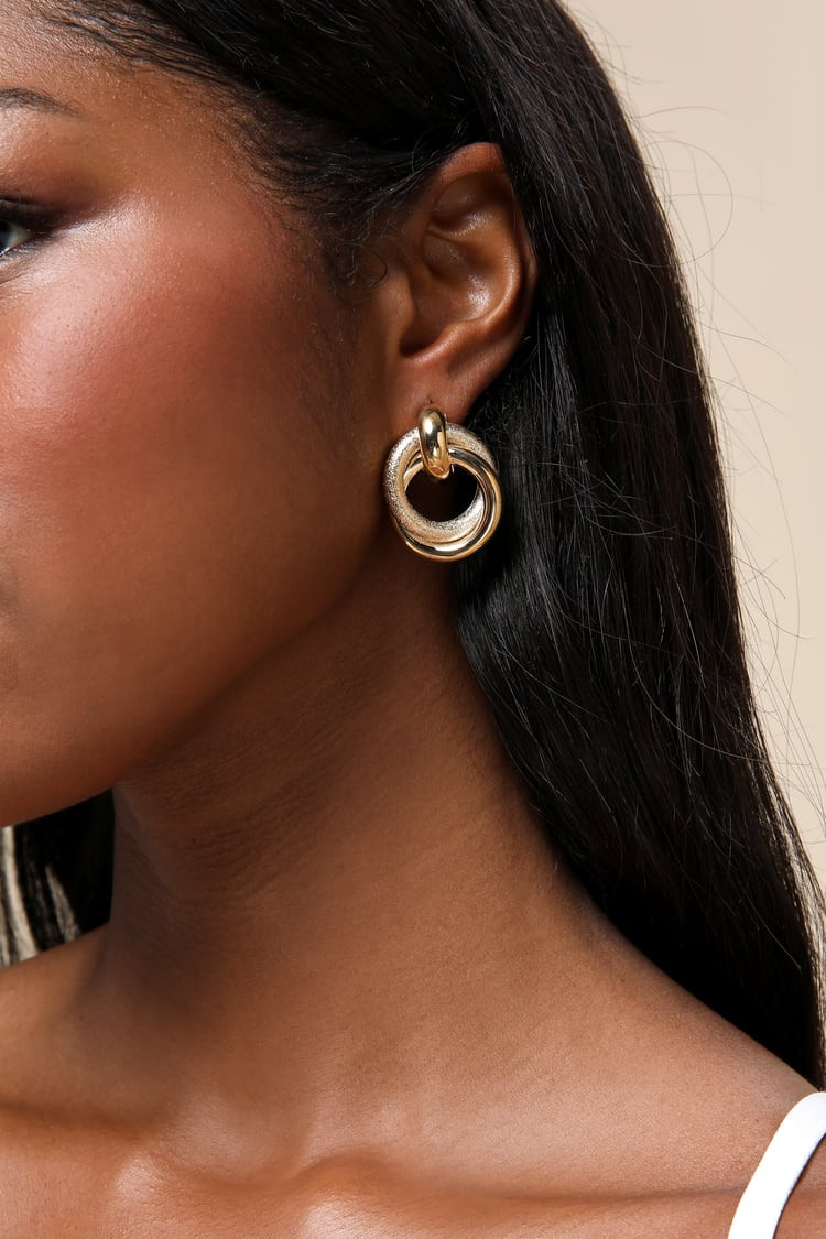 Bold Glow Gold Textured Interlocking Hoop Earrings | Lulus