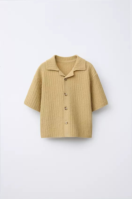 Knit shirt with collared neck and short sleeves. Front button closure. | Zara US