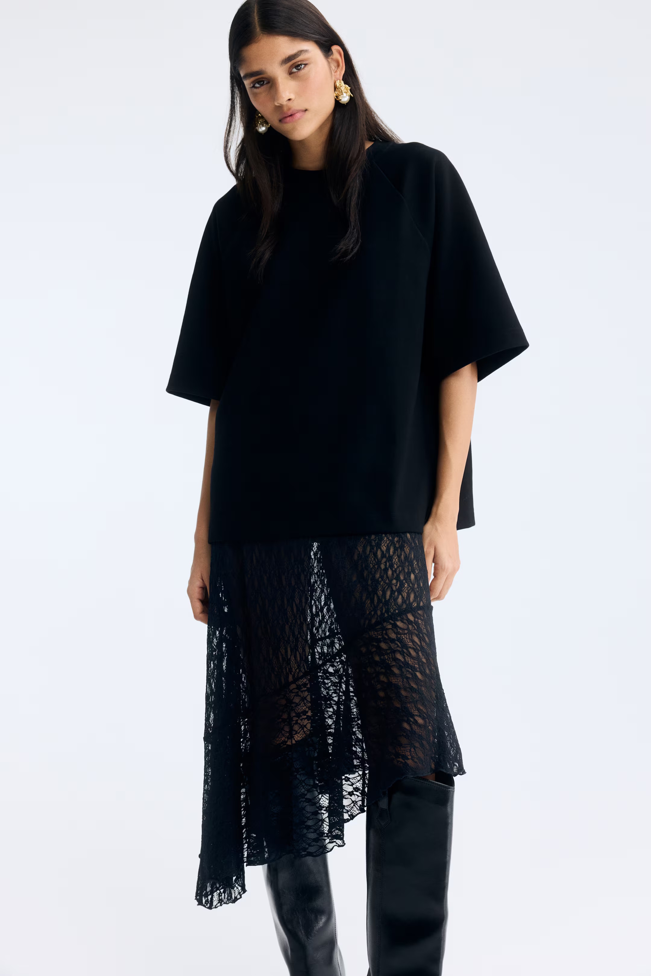 Asymmetric lace skirt | H&M (UK, MY, IN, SG, PH, TW, HK)