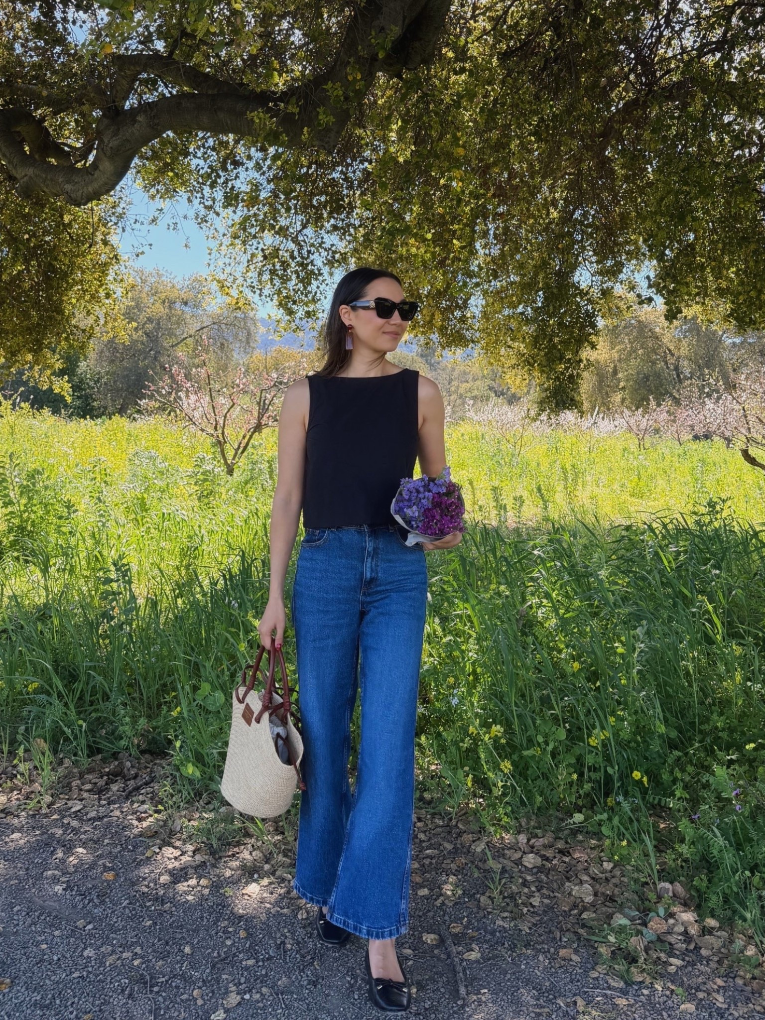 Spring outfit

Gap top — on sale 
Sezane jeans 
Sezane tote 
Vionic ballet 


#LTKSeasonal #LTKSaleAlert