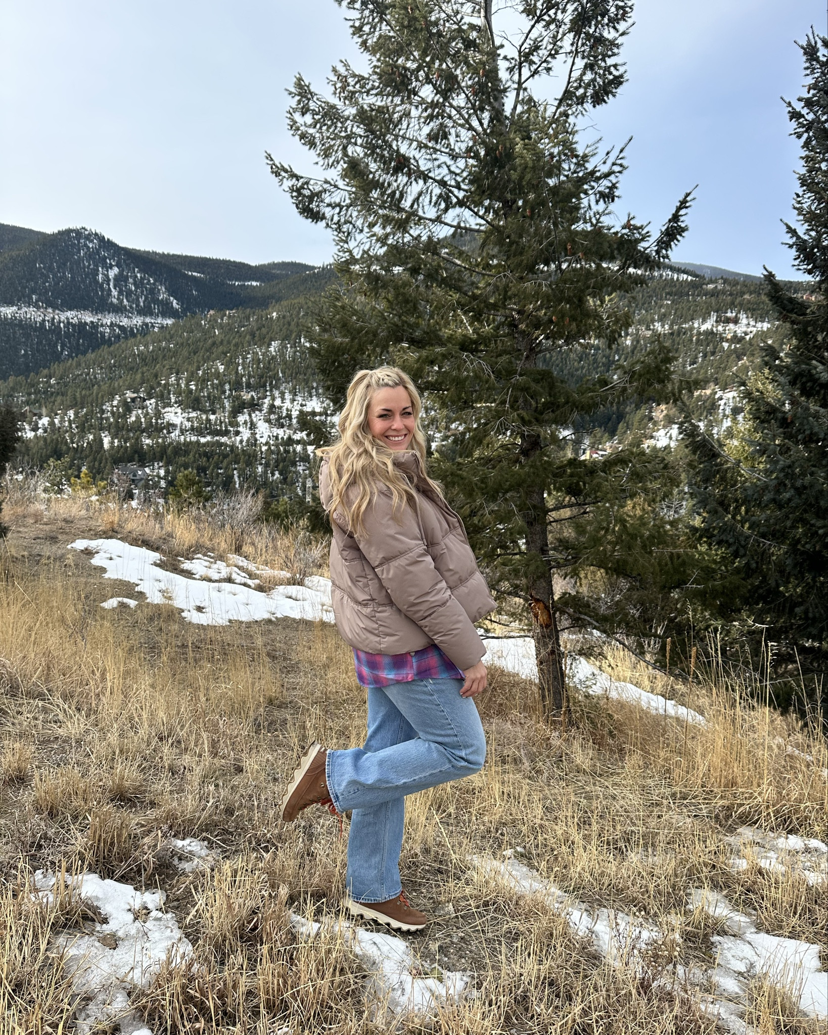 I’ve never seen them this low 🤯 my favorite low rise jeans! Fits the waist and the quads 🤌😂