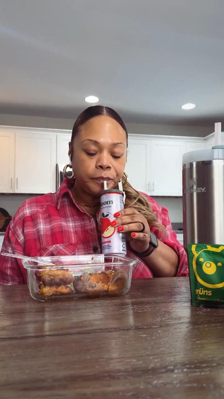 Lunch time with @bloomsupps 
Apple Crisp is that girl! 
#fyp #bloom #fypage