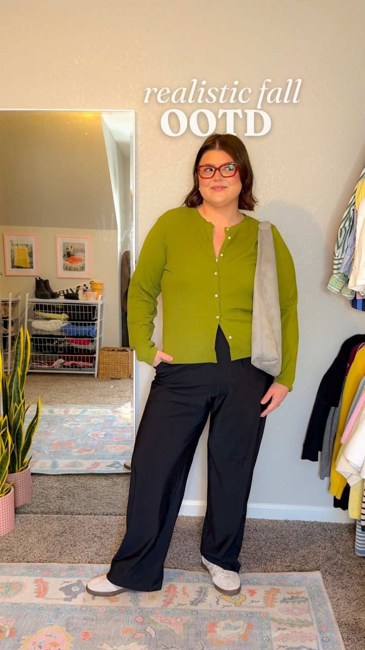 Yeah I would define that bag as "capacious" 

When my mom saw it she was like "do you even have enough stuff to put in there??" 😂

#realisticootd #30sstyle #size16fashion 

Gap bag | old navy outfit | casual outfits | comfy outfit ideas