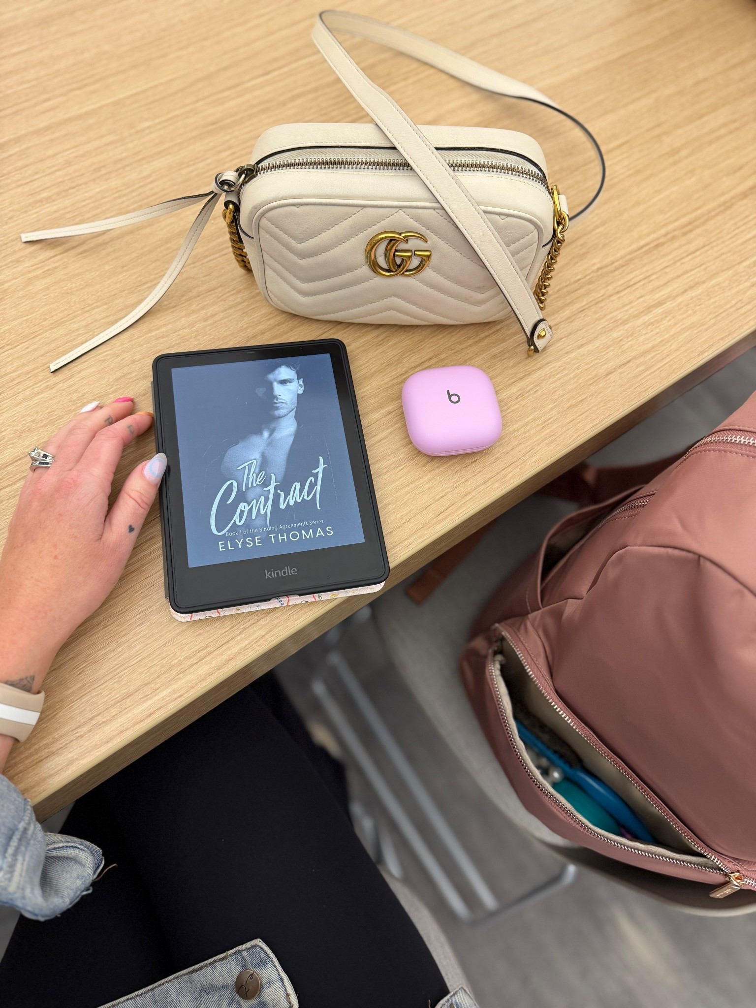 Romance novels to read 
New release by Elyse Thomas

The Contract : A Steamy Dark Lawyer Romance: An Age Gap, Forced Proximity, Alpha Hero Standalone
Out now!