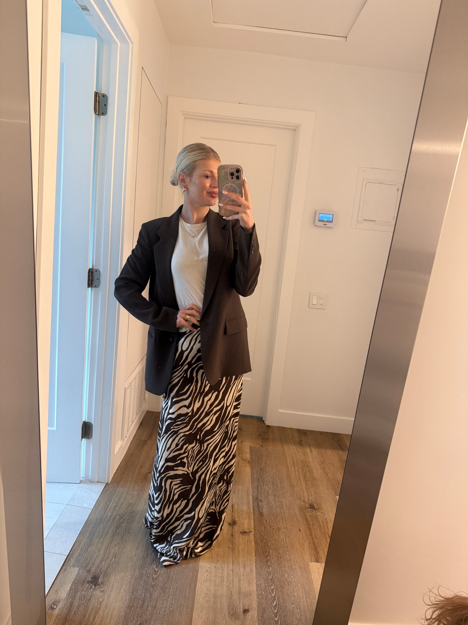 Simple work outfit. This skirt is so versatile and true to size. I wear an xs!

#LTKSaleAlert #LTKFindsUnder100 #LTKWorkwear