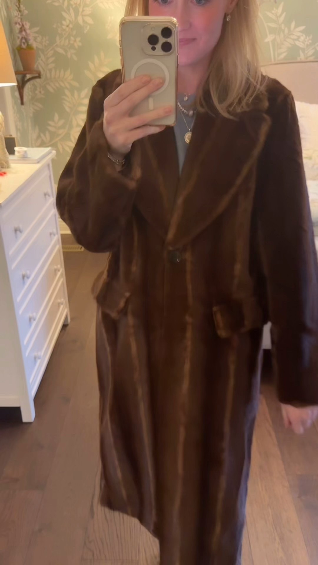 I saw a $5k coat in nyc that looked like this!!!!!! So excited for this find! It’s stunning!
