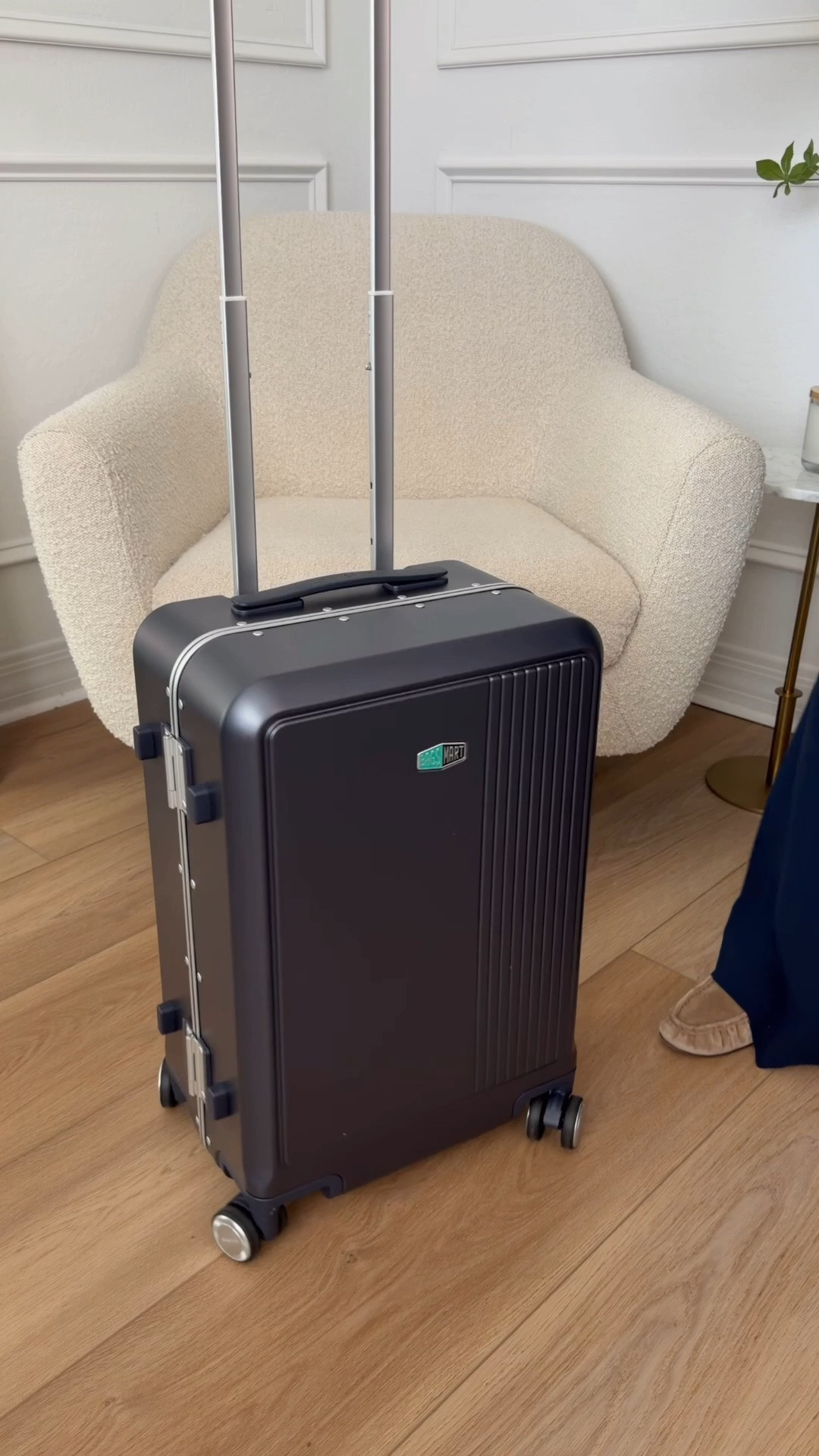 The perfect aluminum frame carry-on that fits it all!

@bagsmart_official #ad #paidlink