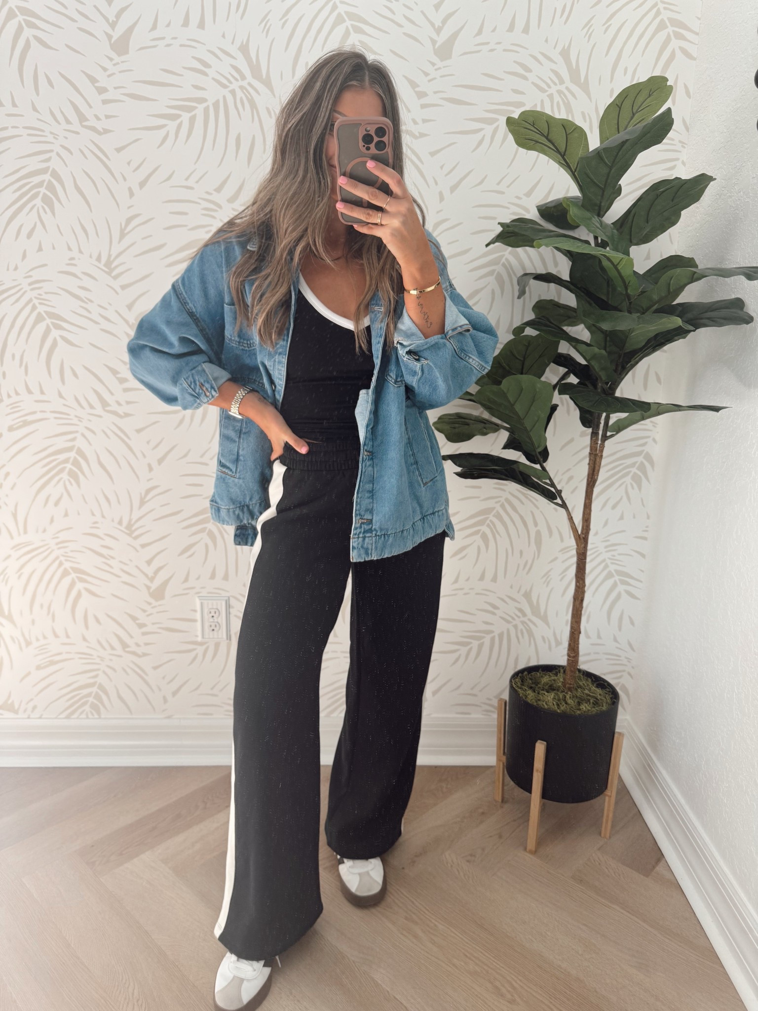 Size XS. Some of my absolute fave sweats right now! They’re so thick and cozy. I love the track pant look to them-  very on trend  