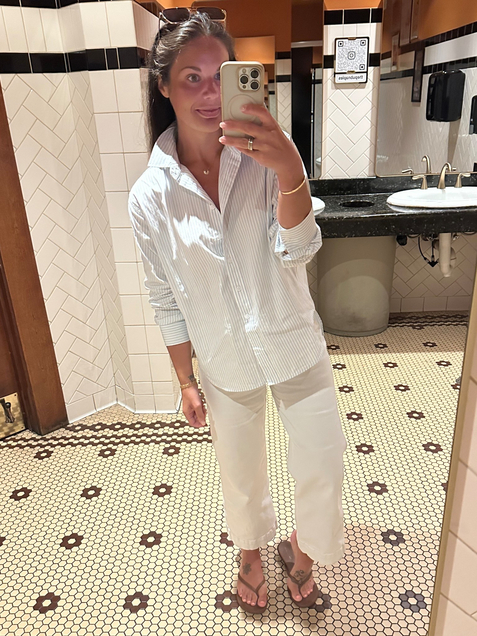 This button down shirt is becoming a new favorite with my go to white wide leg cropped jeans. Can’t go wrong with the classics 

Sizing
Shirt XS
Jeans 26
Sandals 8



#LTKootd #LTKSaleAlert #LTKPetite