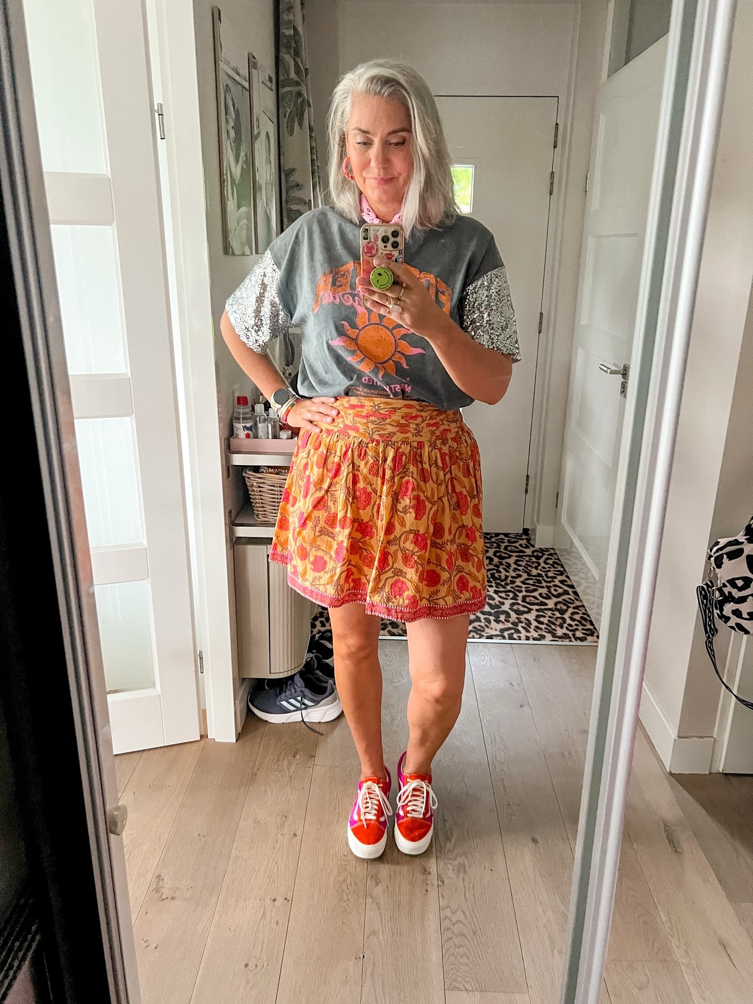 OOTD - Woensdag. T-shirt (https://most-wanted-nl.mtpc.se/6257821 maat M), rokje van Myjewellery van vorig jaar (XL), roze bandana en roze met oranje Vans (oud).

#LTKnederlands #LTKeurope #LTKsummer