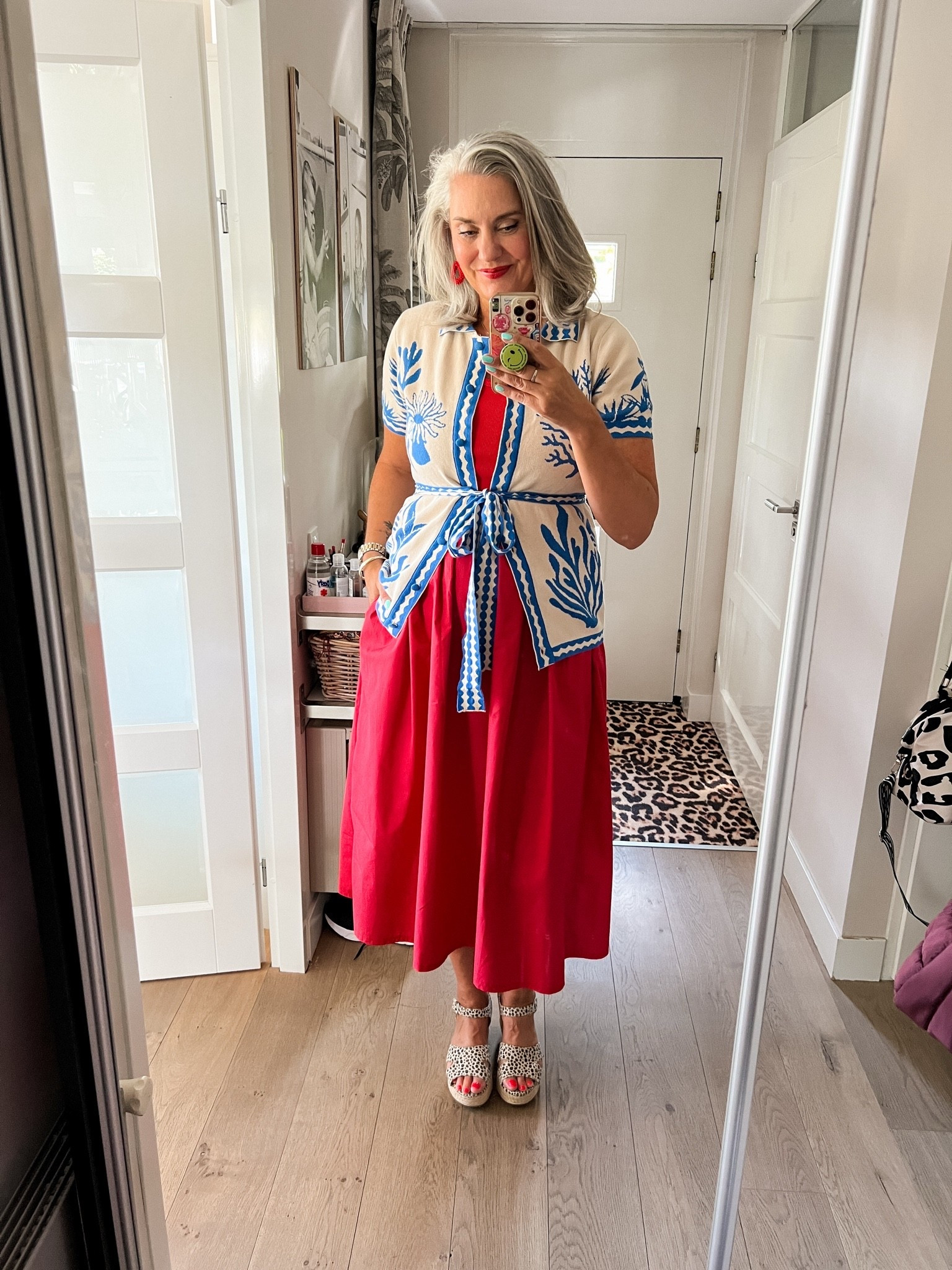 OOTD - Zondag. Een rode katoenen zomerjurk met zakken (https://ms-mode-nl.mtpc.se/6321968 maat L) onder een vestje met blauwe koraalprint van Oxknit (maat xl) en hele oude espadrilles.

#LTKnederlands #LTKeurope #LTKsummer