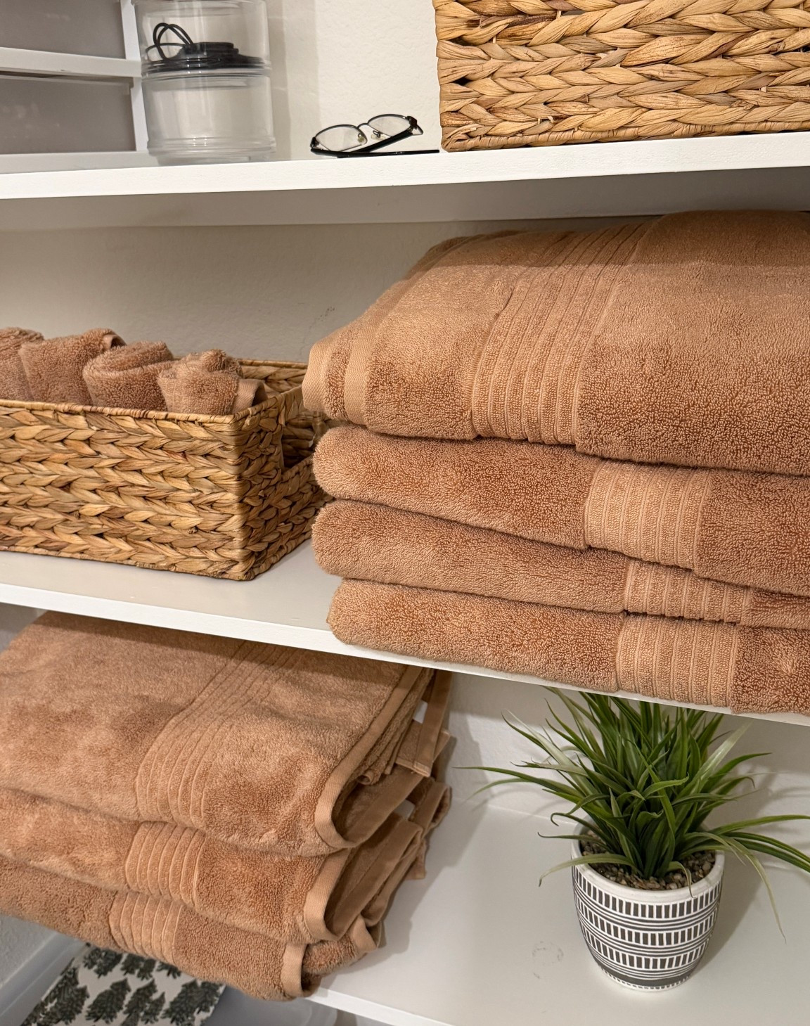 Comes in a bunch of colors and they’re so thick & soft! This color is Spiced Beige 


Home / bathroom / towels / 

#LTKSaleAlert #LTKFindsUnder100 #LTKHome
