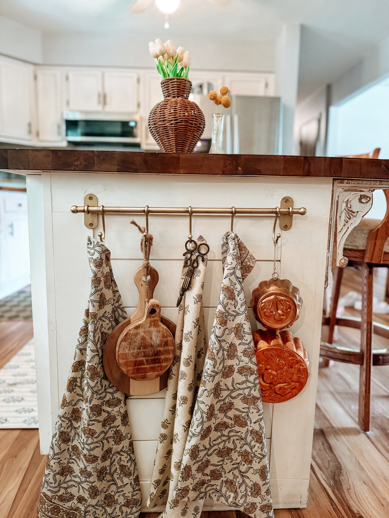This one detail changed everything 🤍 swapping out my old bar for this antique brass one instantly made my kitchen feel warmer and more intentional. It’s functional, but it also doubles as decor — which is exactly what I look for when sourcing pieces for our shop.

#kitchendecor #brassaccents #cozykitchen #cottagekitchen #collectedhome #homedetails #vintageinspired