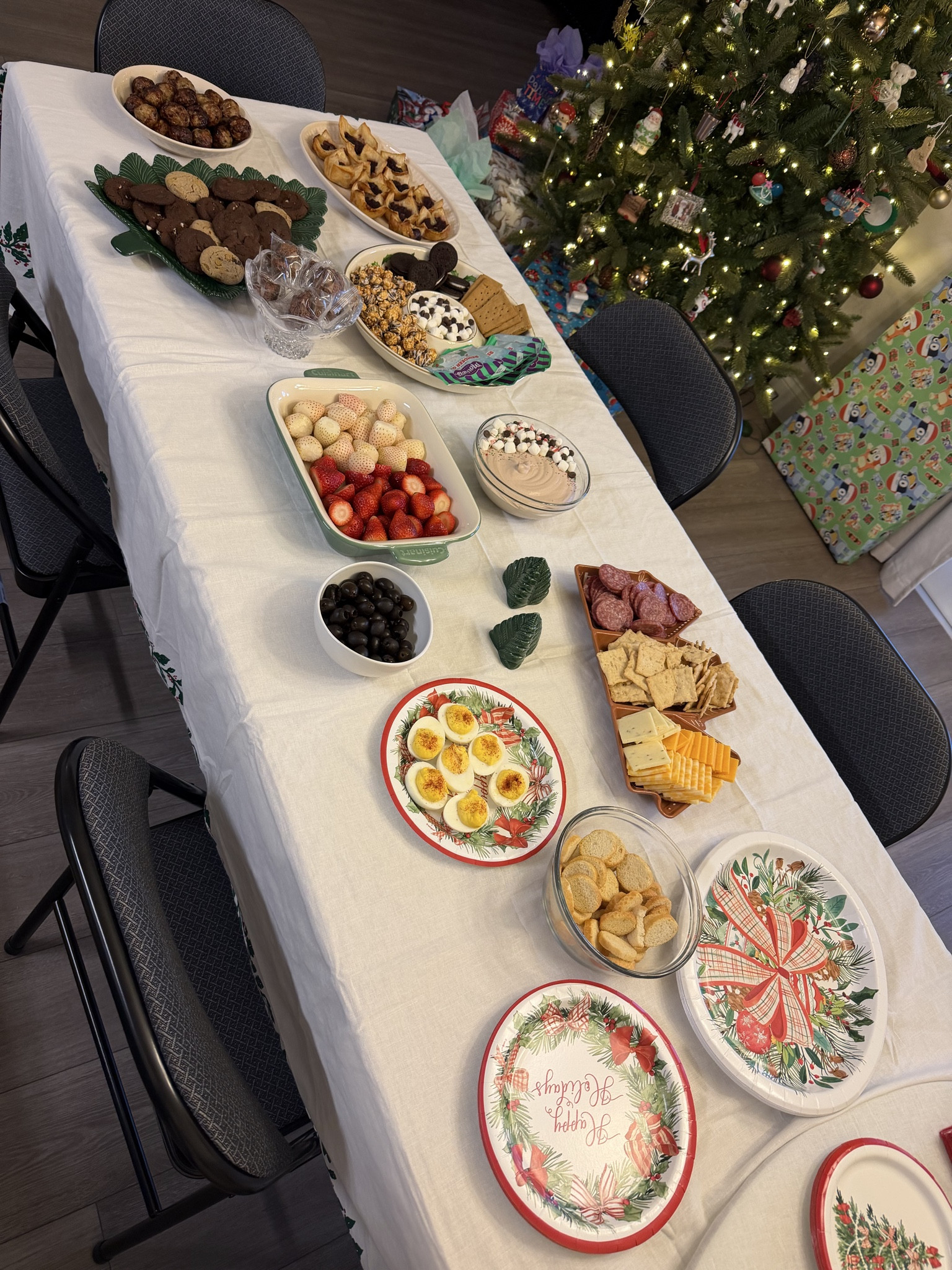 Hosting Christmas Day at our house meant bringing out all of our favorite, kid-approved snacks 🎄

From gluten-free cookies and jalapeño cranberry meatballs to cranberry brie bites, hot cocoa dip with all the goodies, fresh fruit for dipping, cheese & crackers, deviled eggs, black olives, and little toast bites — it was a little bit of everything we love.

Keeping it cozy, festive, and stress-free with a tablescape that made hosting feel easy and fun AND realistic.

Linking all the tablescape details and hosting must-haves you see here.

#LTKSeasonal #LTKHome #LTKHoliday