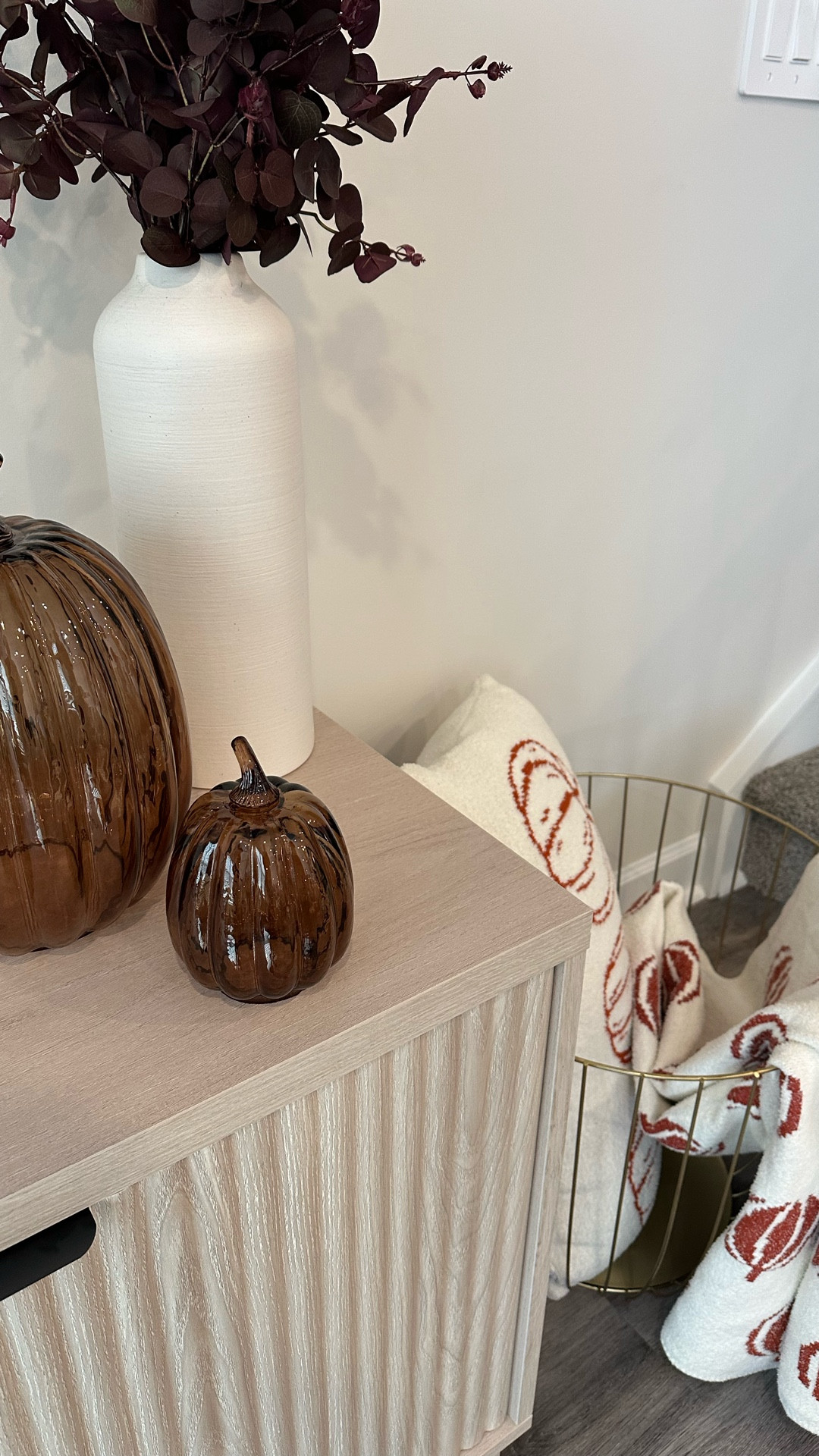 Loving all of the fall decor in my home, feeling so warm & cozy 🍂🤎 #LTKhome #LTKfall #fall #homedecor #falldecor #home


#LTKSeasonal #LTKFallSale